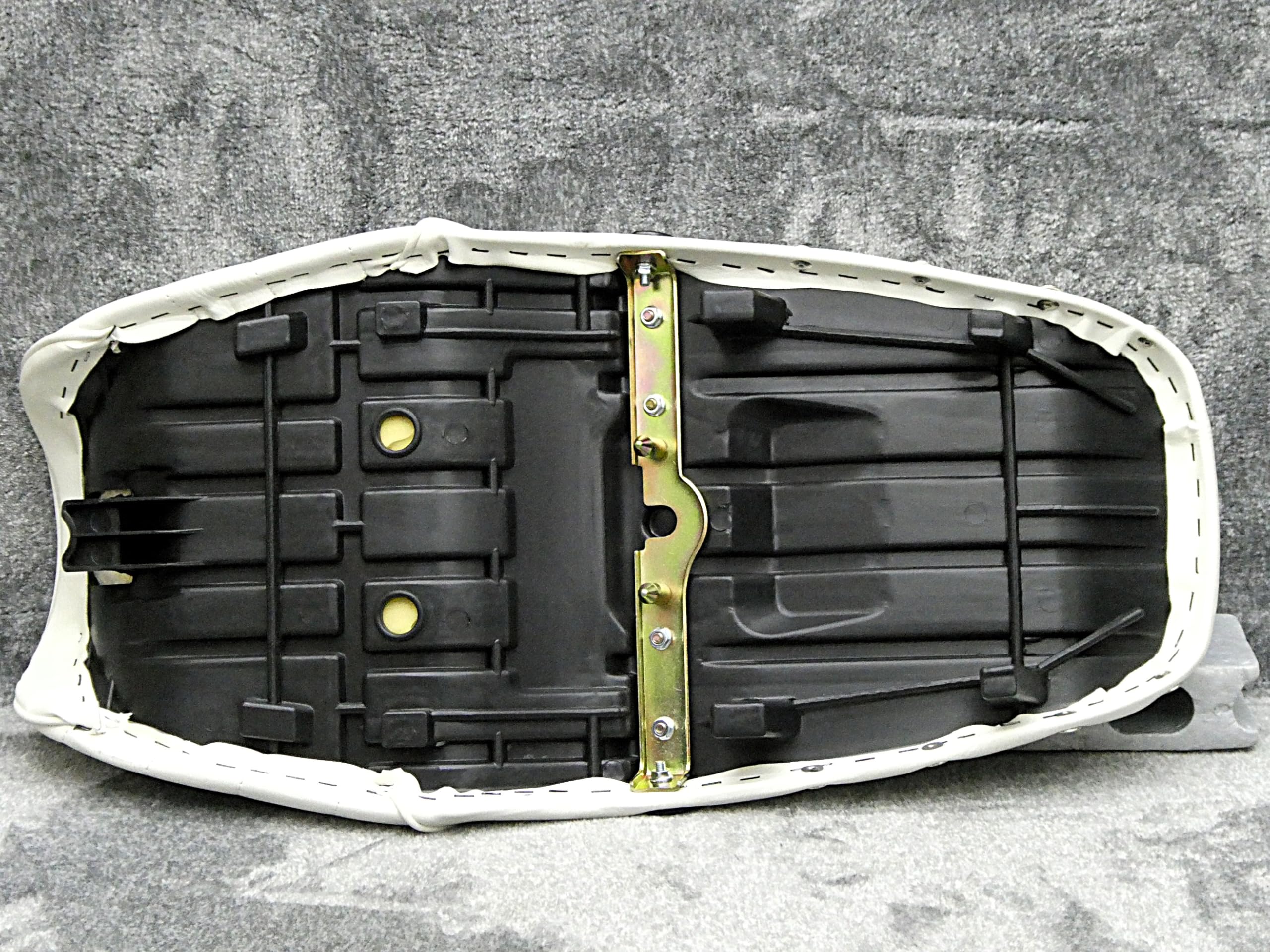 Amazon | バリオス2 用 鋲打ち 白皮 タックロールシート / Ⅱ型 ZR250B