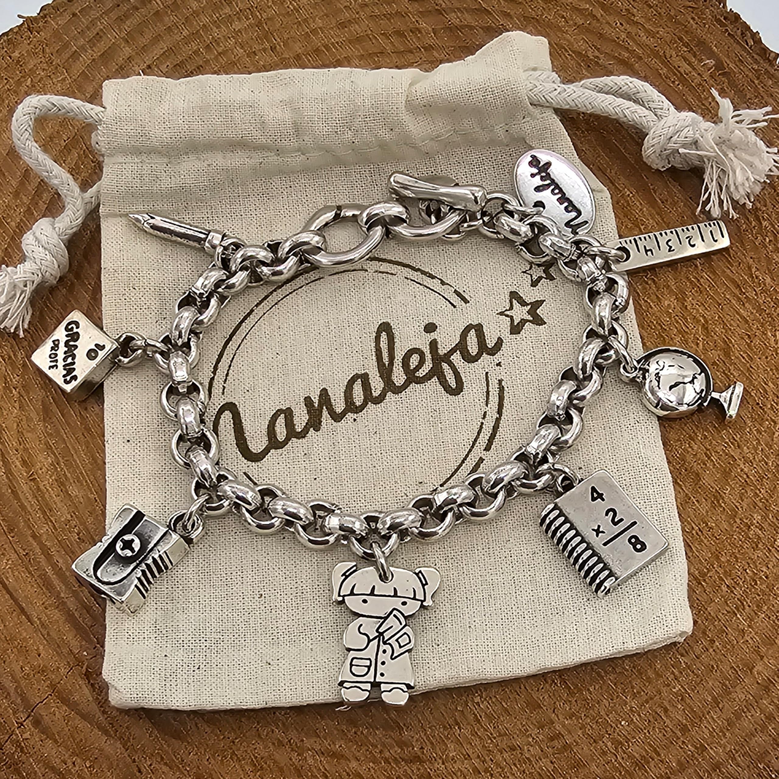 Pulsera profesora con 7 charms de colegio, Nanaleja, regalo maestra primaria, regalos originales para profesores, pulsera charms, regalos maestra infantil, cierre ajustable, hecha en España
