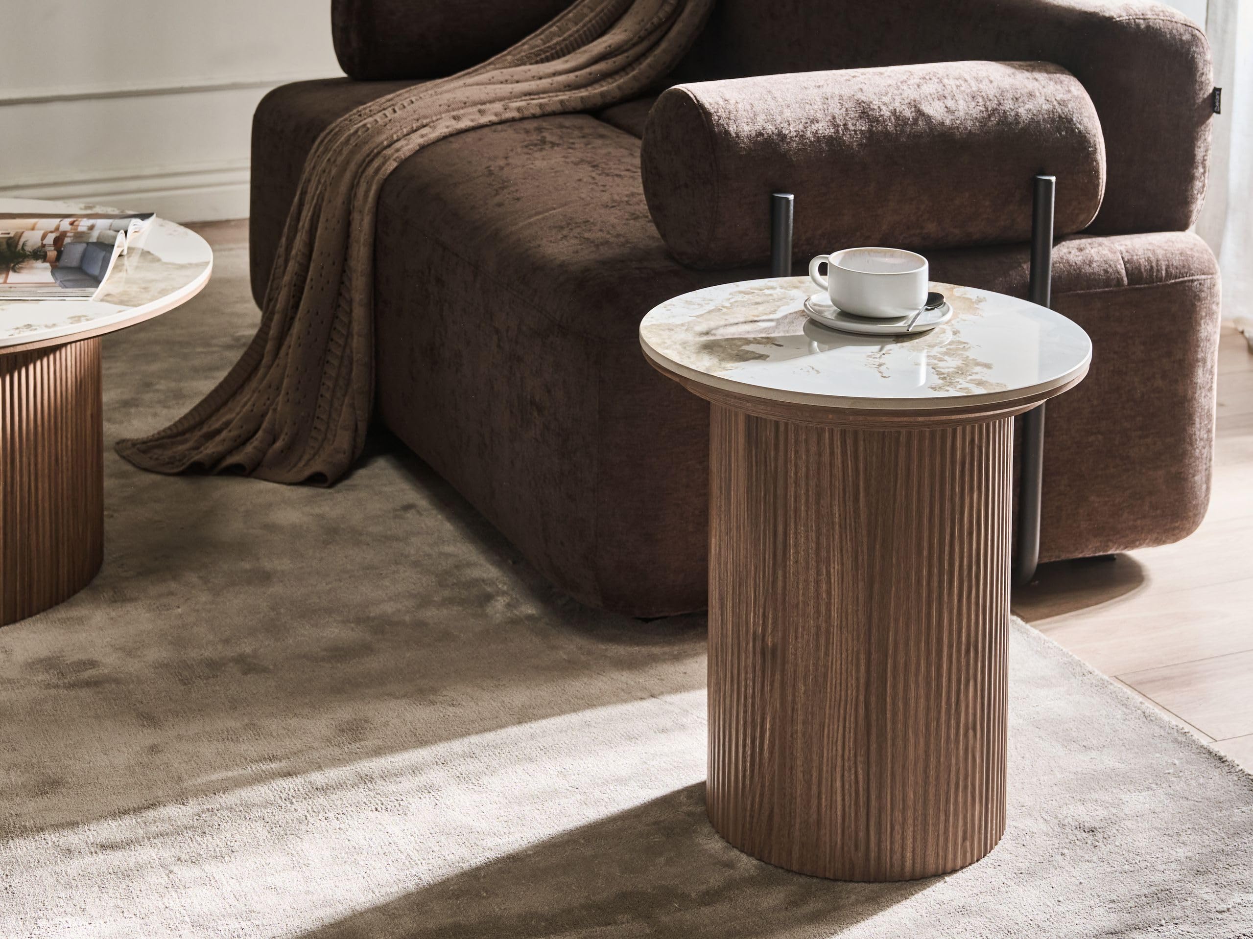 Beliani Table d'Appoint MDF et Plateau en Céramique Marbre Blanc Design Moderne Pied Nervuré ø 45 cm Marron Dora