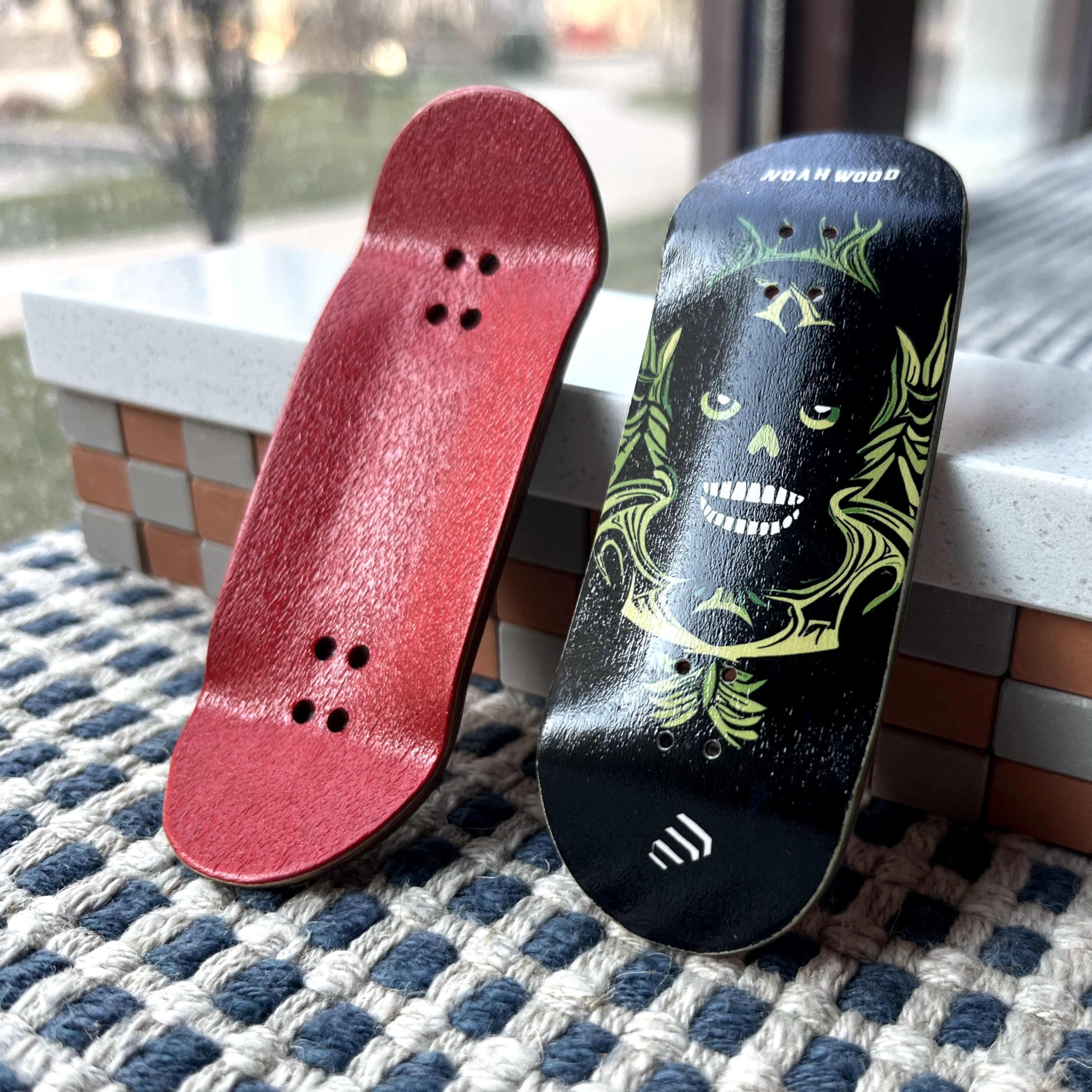 Noahwood Pro Mini planche de skateboard concave profonde (6 couches de couleur en bois d'érable, 35 x 97 mm, faite à la main, noir Gost)