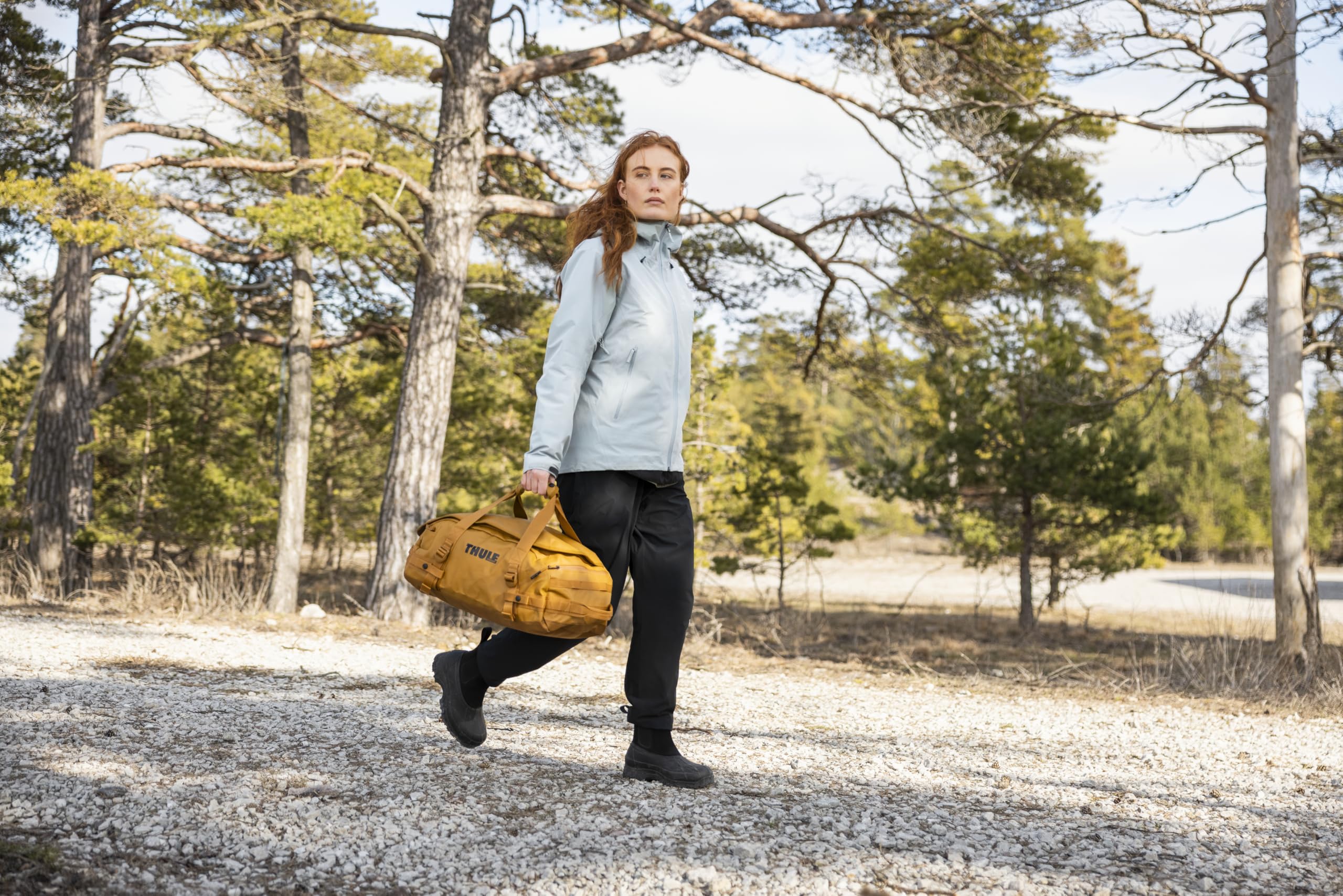 Thule Chasm Torba podróżna duffel 30 l, szeroki otwór ułatwiający pakowanie, plecak, wewnętrzne kieszenie z siatki, wzmocnione dno, z blokadą, materiały, taśmy i siatki z materiału w 100% z recyklingu