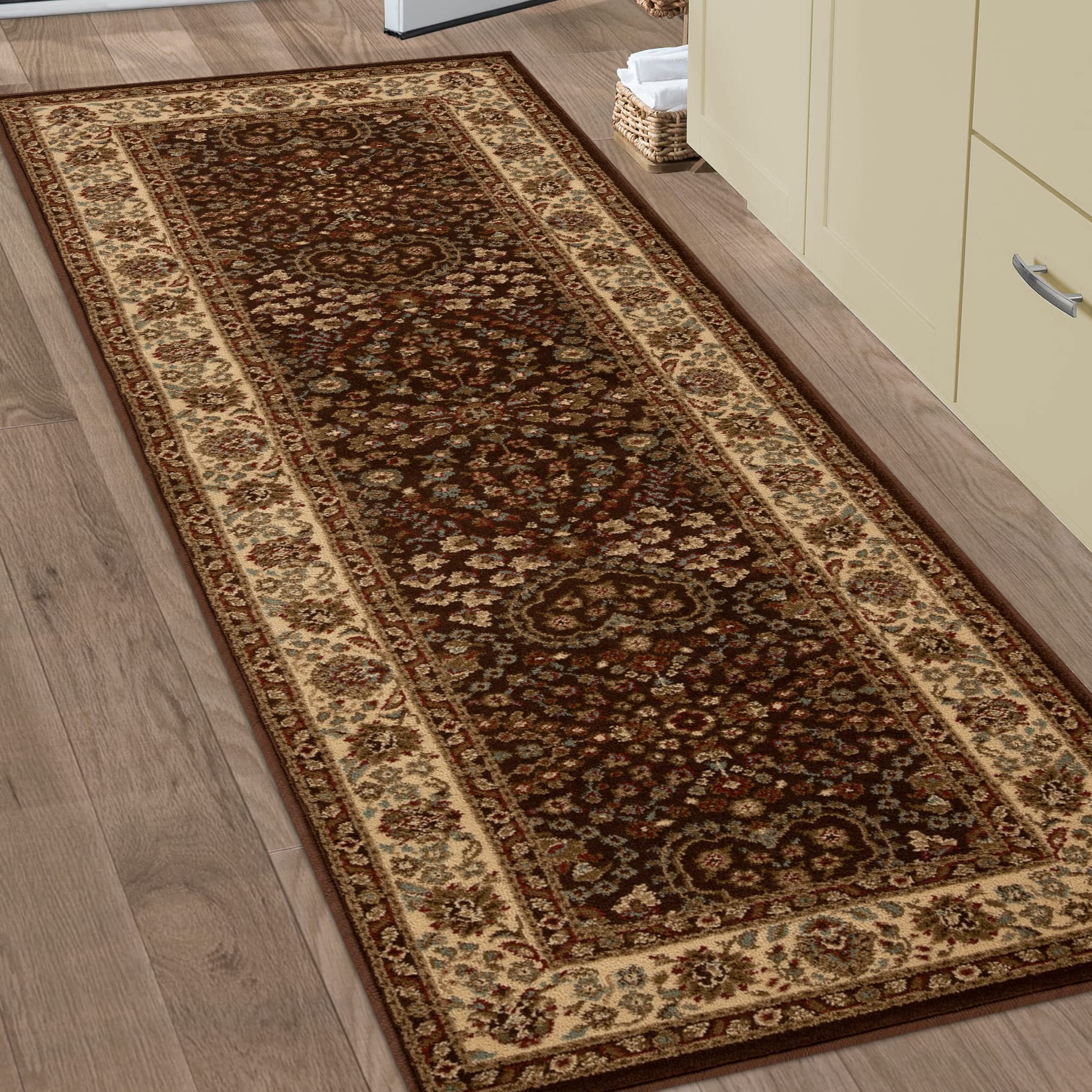 Tapis de couloir traditionnel moka pour une entrée accueillante
