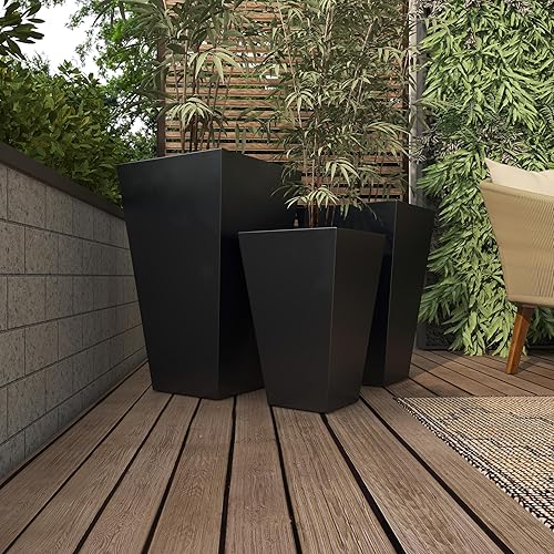 Miniatura 7 de Deco 79 Maceta geométrica de metal para interiores y exteriores, ligera, minimalista, grande, con base cónica, juego de 3 macetas de 17 pulgadas, 21