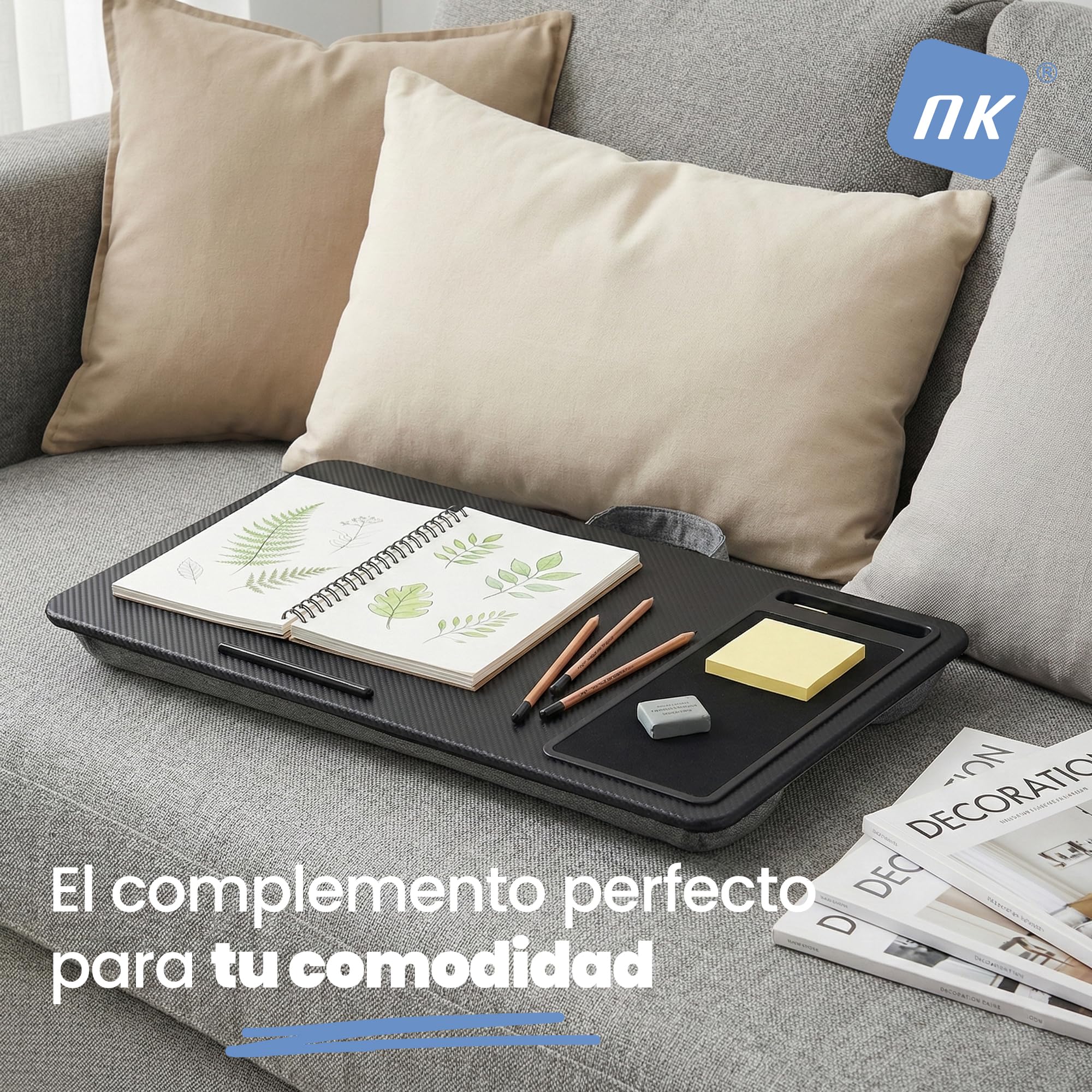 NK Base Mesa para Portátil con Cojín XL – 57.5×30.5×5cm, Asa de Transporte, Ranura para Móvil, Tope Antideslizante, Alfombrilla Ratón, Respaldo EPS, PVC MDF ABS y Tejido