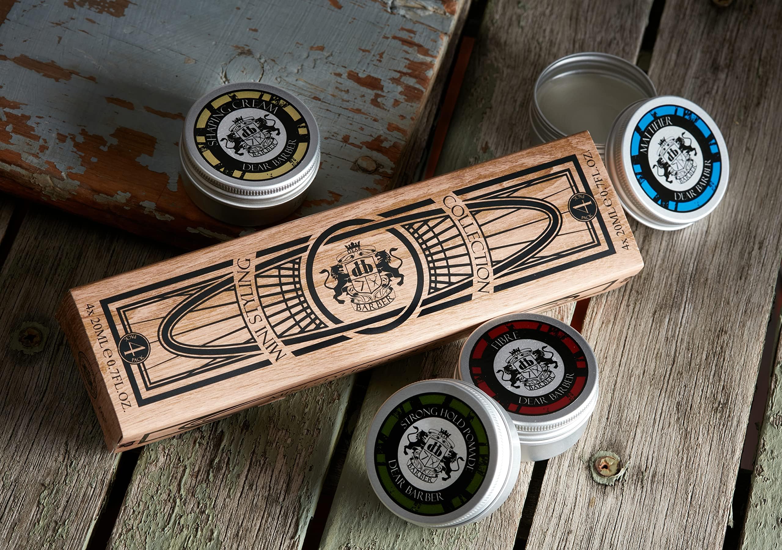 Dear Barber Coffret Cadeau Homme – Kit Voyage Homme de 4 Produits Coiffants – Cire Cheveux Homme, Pommade, Crème Modelante & Pâte Matifiante (4x 20ml) – Soin Cheveux Homme Professionnel