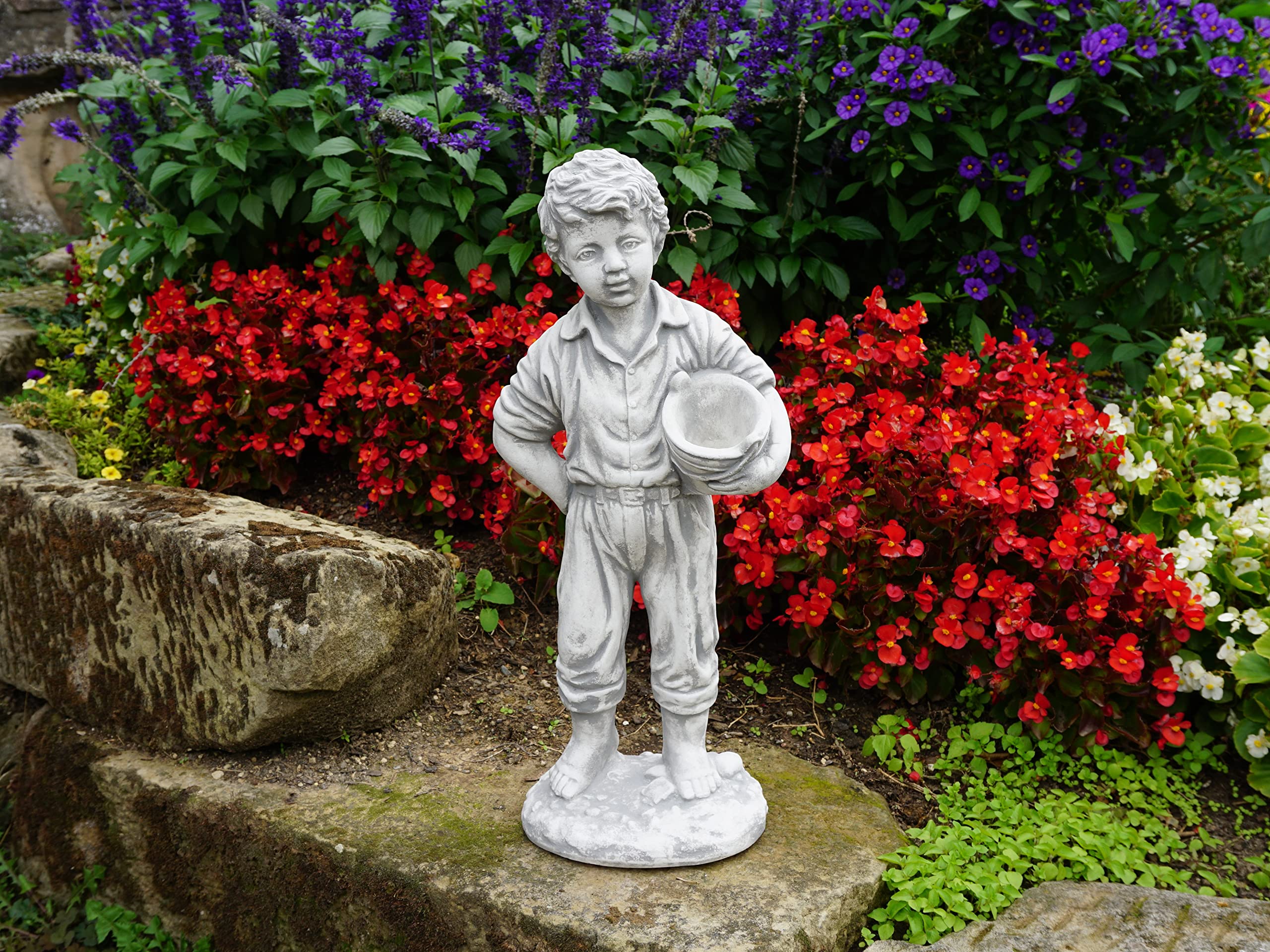 gartendekoparadies.de Masywna kamienna figurka, statuetka chłopca z donicą na rośliny, dekoracja ogrodowa z odlewu kamiennego, odporna na mróz