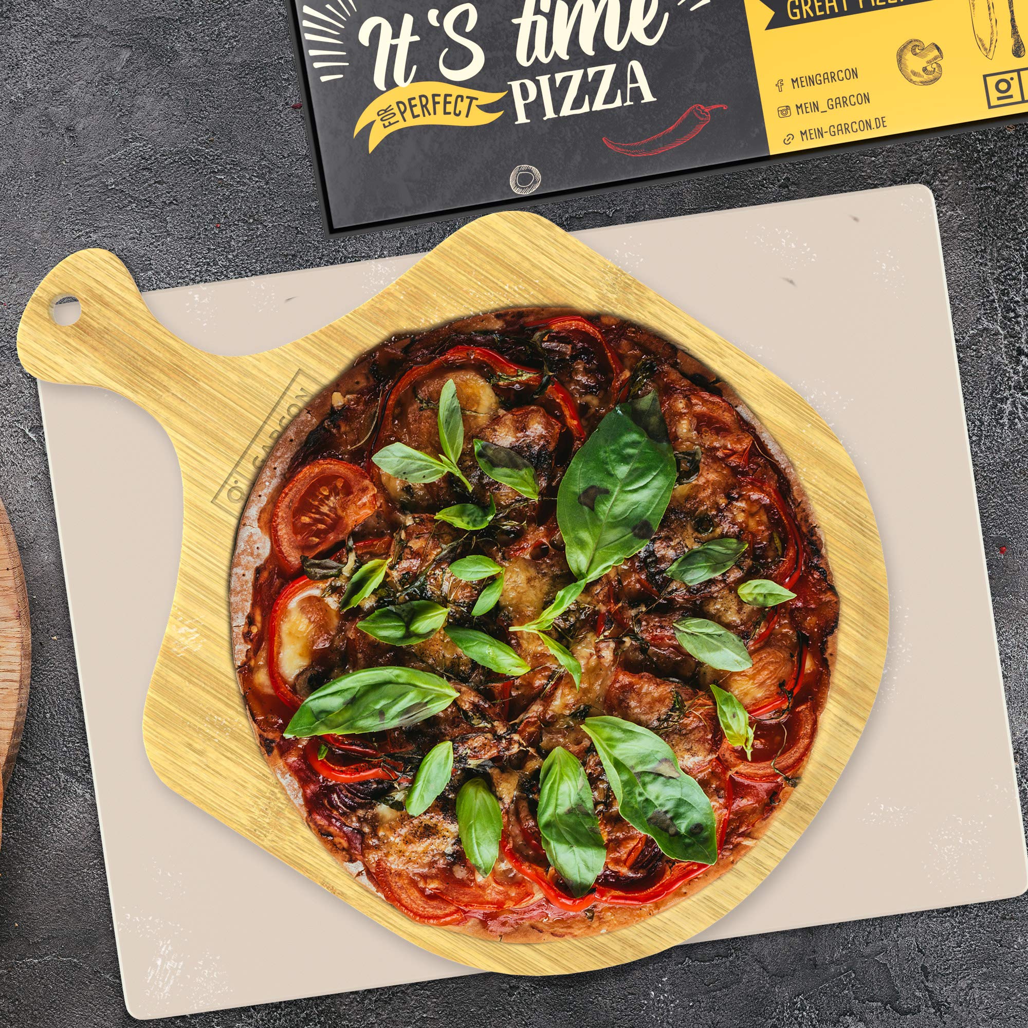 GARCON Pizzastein Set eckig – Pizza Stein für Backofen & Grill, 3-teilig inkl. Pizzaschieber & Rezeptbuch, ideal für Pizza, Flammkuchen & Brot, knuspriger Steinofenboden
