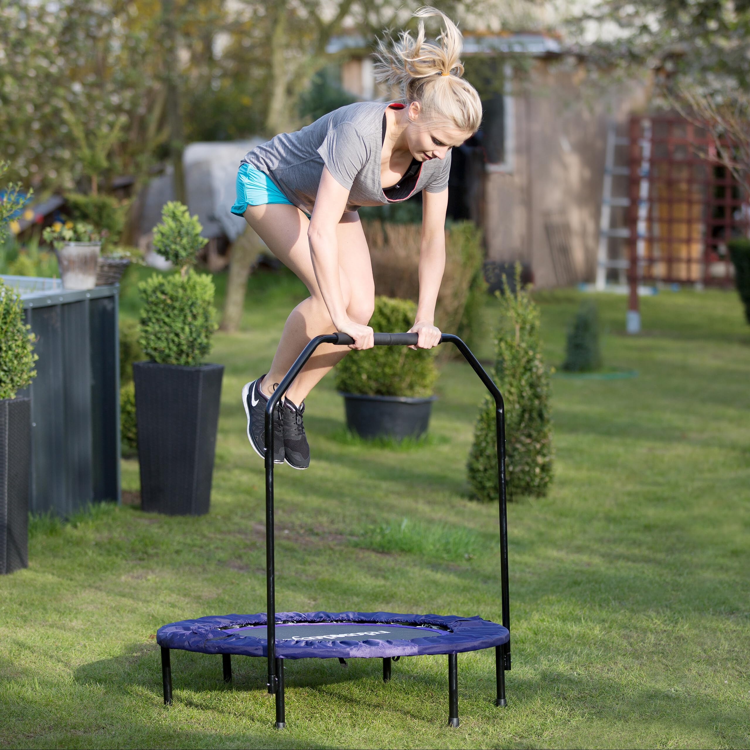 Relaxdays Trampolino tappetino elastico pieghevole, indoor, con barra stabilizzatrice, HxLxP: 113x102x102 cm, nero-lillà