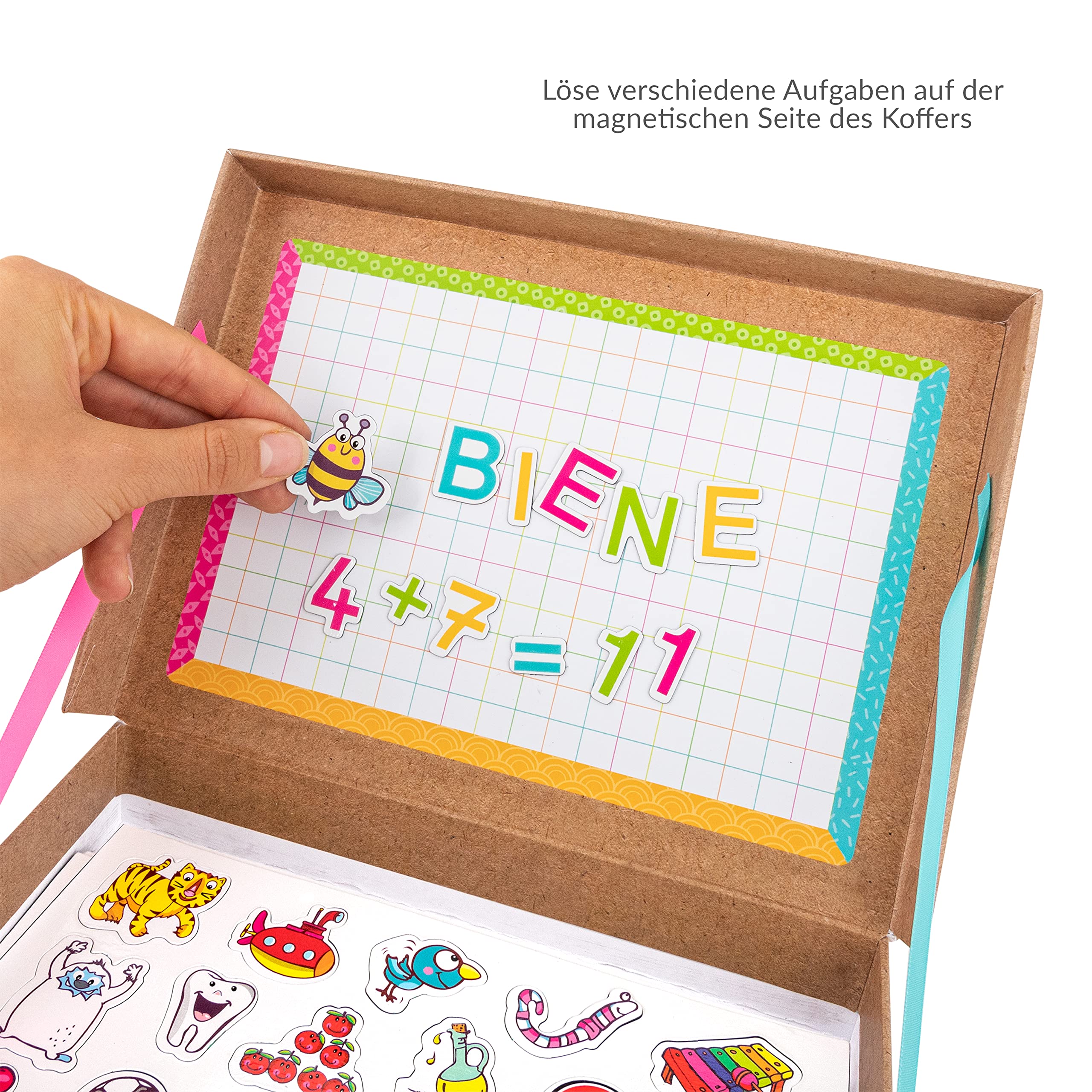 TRENDHAUS 956446 ABC Champions Mini-Magnettafel für Kinder, Magnetische Buchstaben & Zahlen, Kleines Geschenk zum Schulanfang, Gelb, Rot, Pfirsichfarbe, Grün, Blau