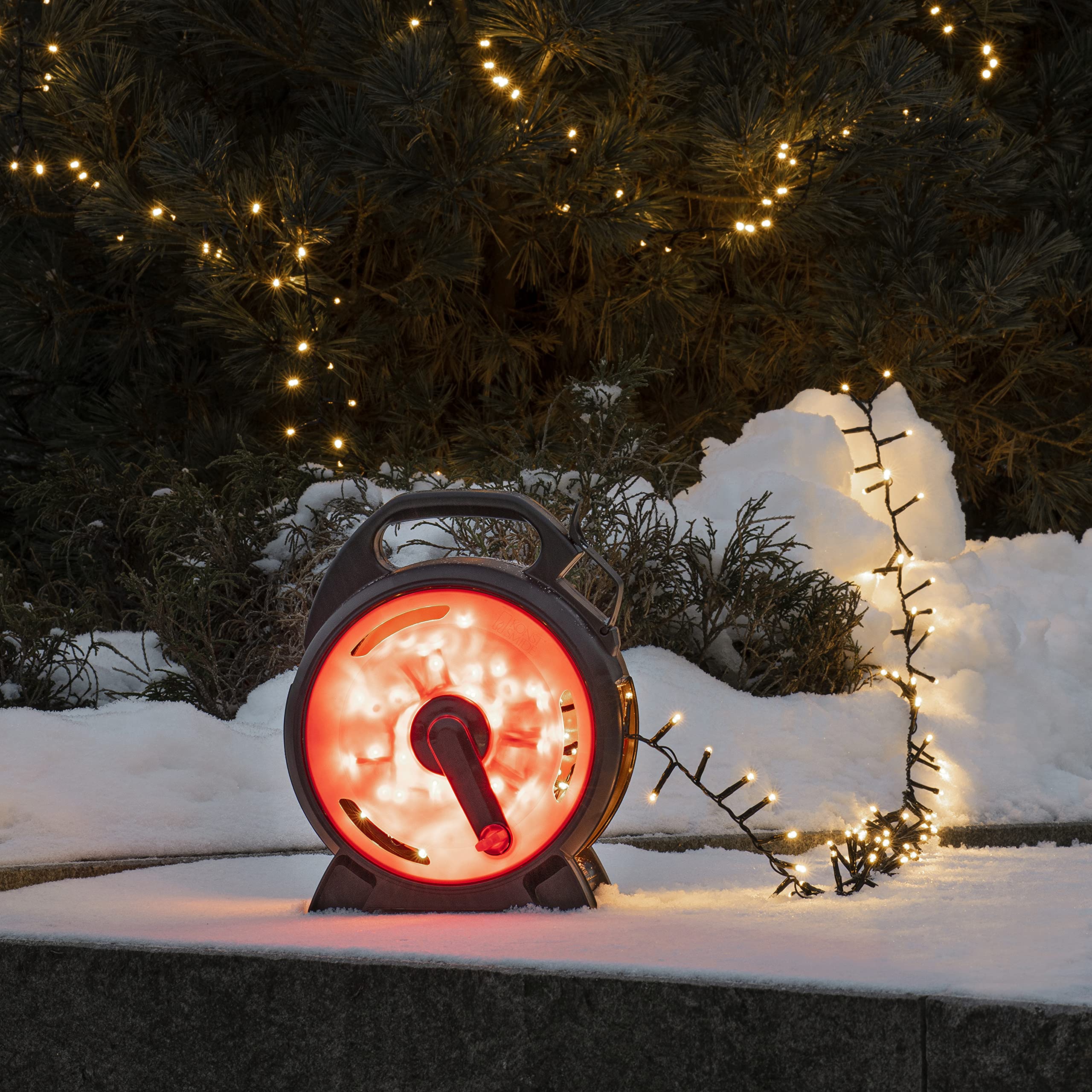 Konstsmide Micro LED Compactlights 3846-100 - Catena luminosa con avvolgicavo, 600 diodi bianchi caldi, trasformatore esterno da 30 V, 6 W, cavo nero