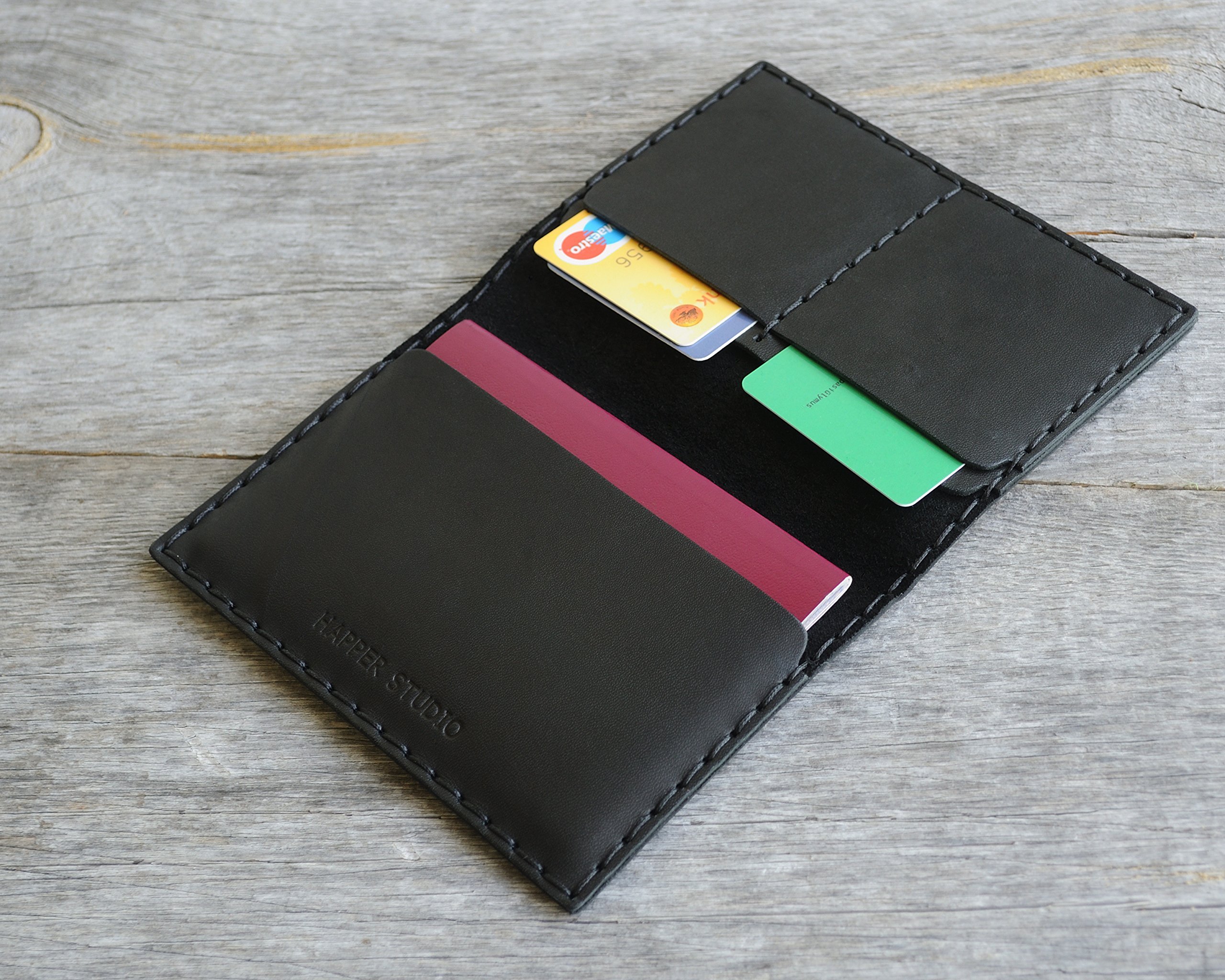Nero porta-passaporto personalizzato di pelle, documenti di viaggio con tasche per carte e soldi, monogramma del tuo nome