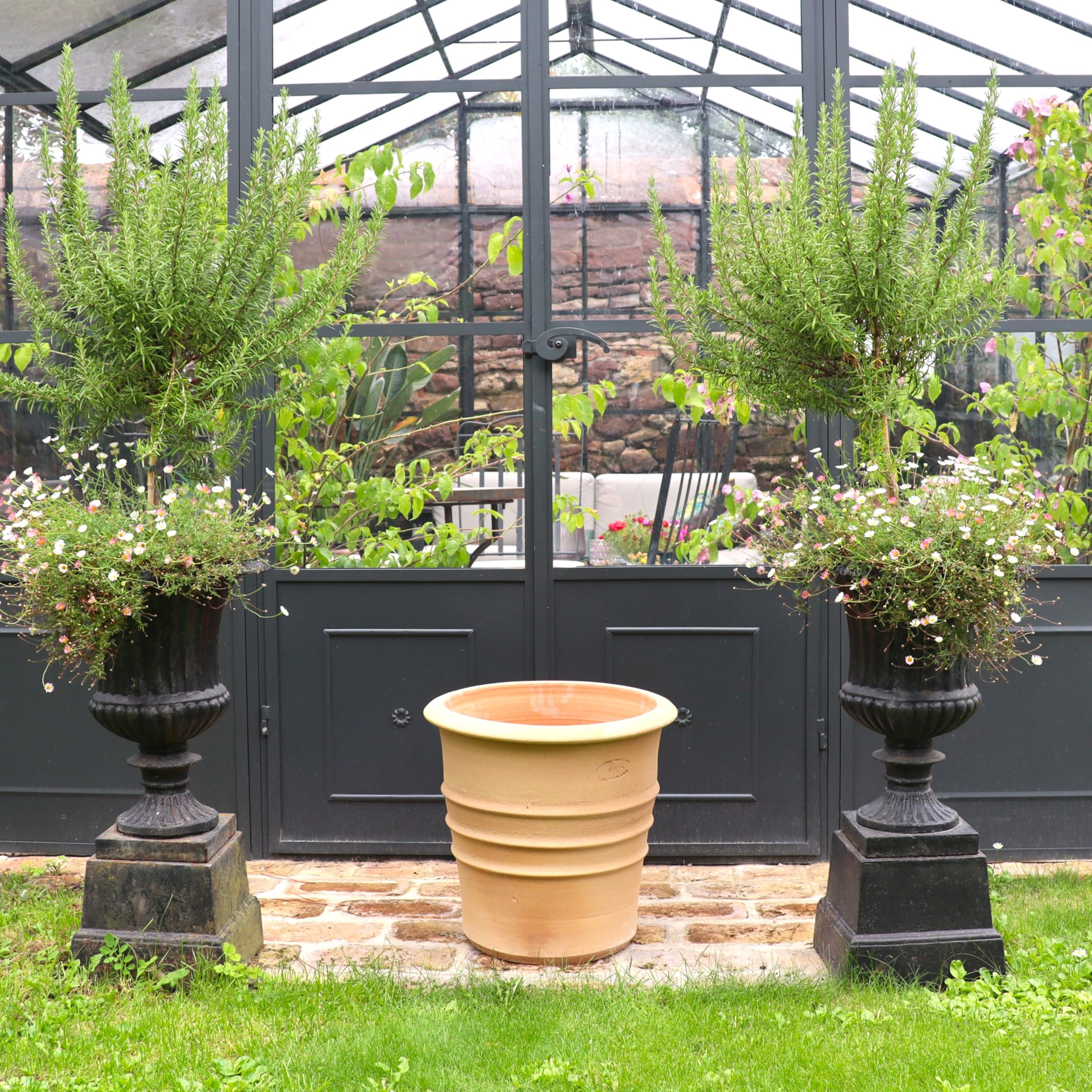 Handgefertigter Blumentopf „Aster“ aus Terracotta, 40 cm hoch, frostfest & winterhart. Mit Auslaufloch für optimale Drainage – ideal für Garten, Balkon & Terrasse, mediterranes Design.