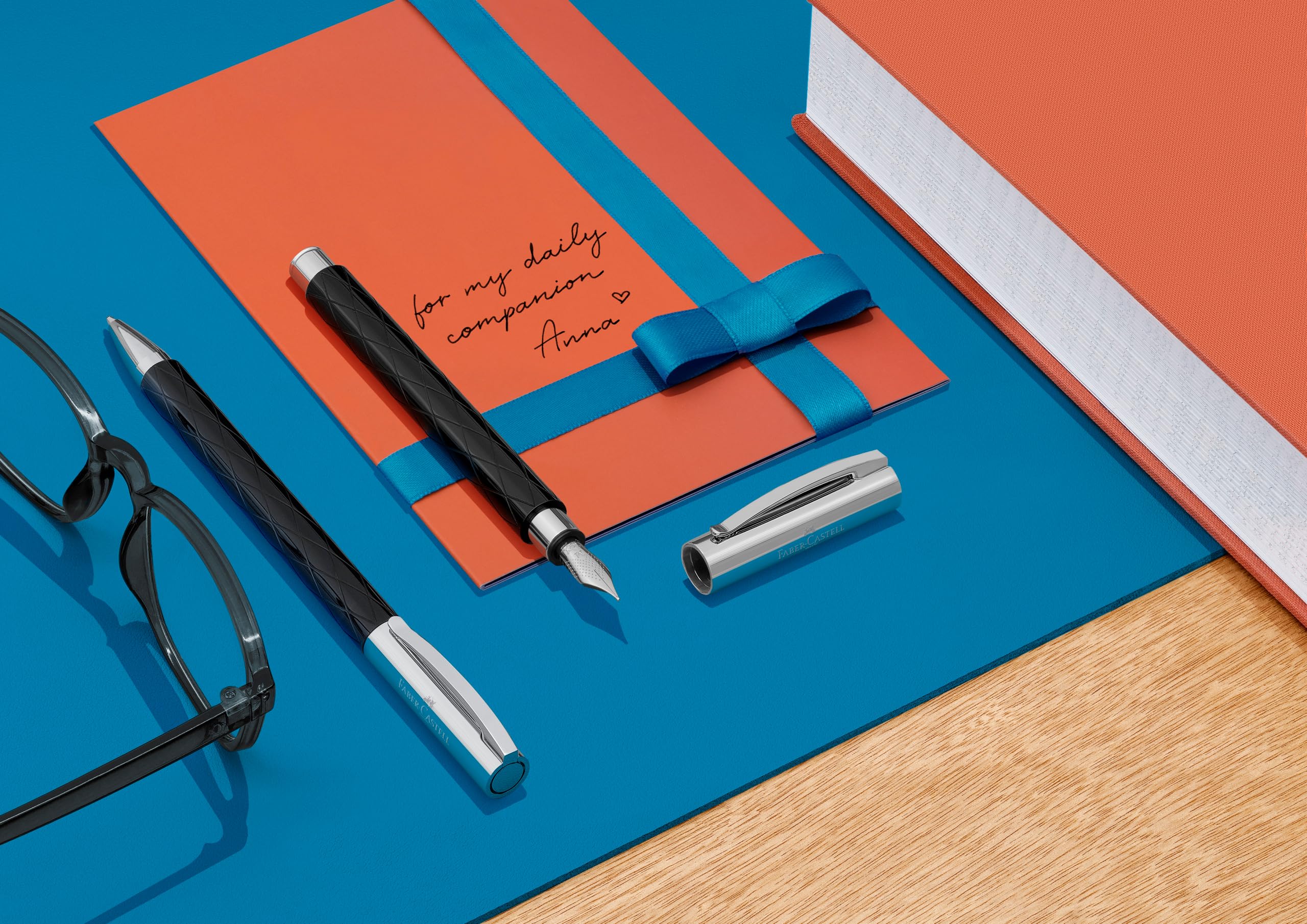 Faber-Castell 148900 - Bolígrafo con Cuerpo en Resina - Negro - Guilloqueada con el Acabado Rhombus - Trazo M | Resina preciosa guillochada en diseño de rombo con mina grande y paquete de regalo
