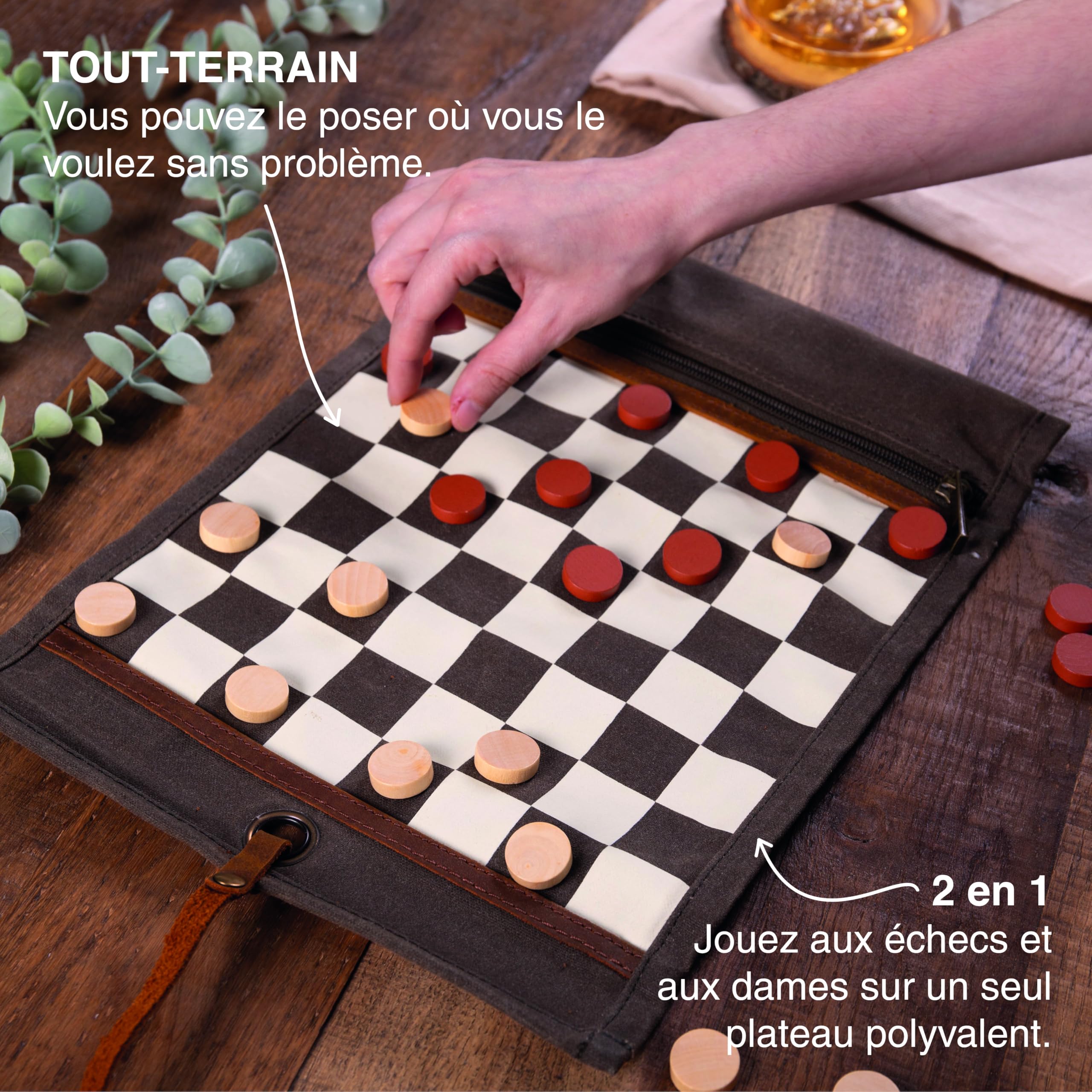 Alaskan MAKER - Jeu d'Échecs & Dames 2 en 1 - Tapis en Toile Waxée Enroulable - Pions en Bois - Lanière en Cuir Pleine Fleur - Idéal pour Voyager & Jouer Partout (Kaki)