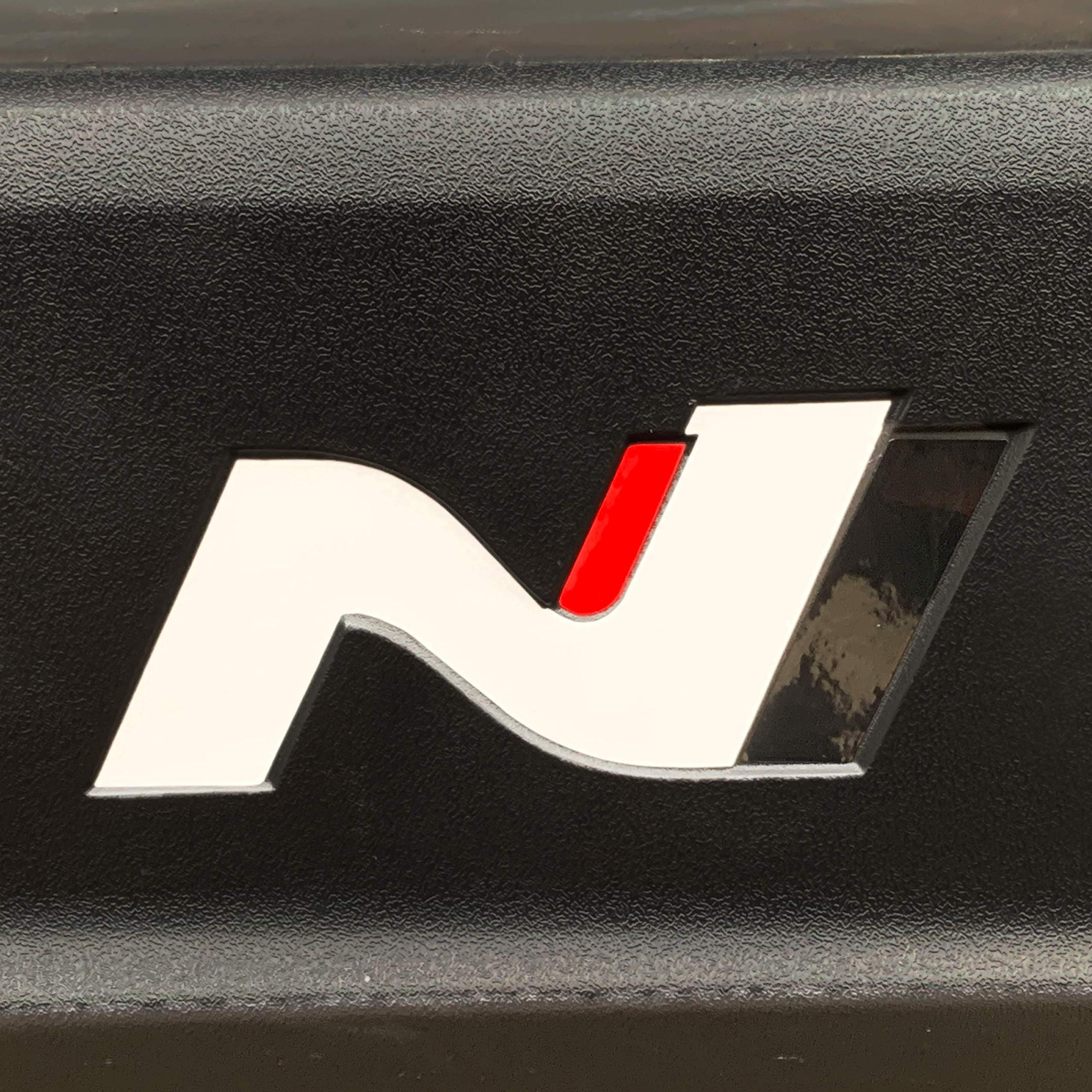 P042 | Emblemat N-Performance na progi boczne, zestaw 2 naklejek, folia | Oracal | Car Styling | zestaw dekoracyjny (V1 biały/czarny/czerwony)