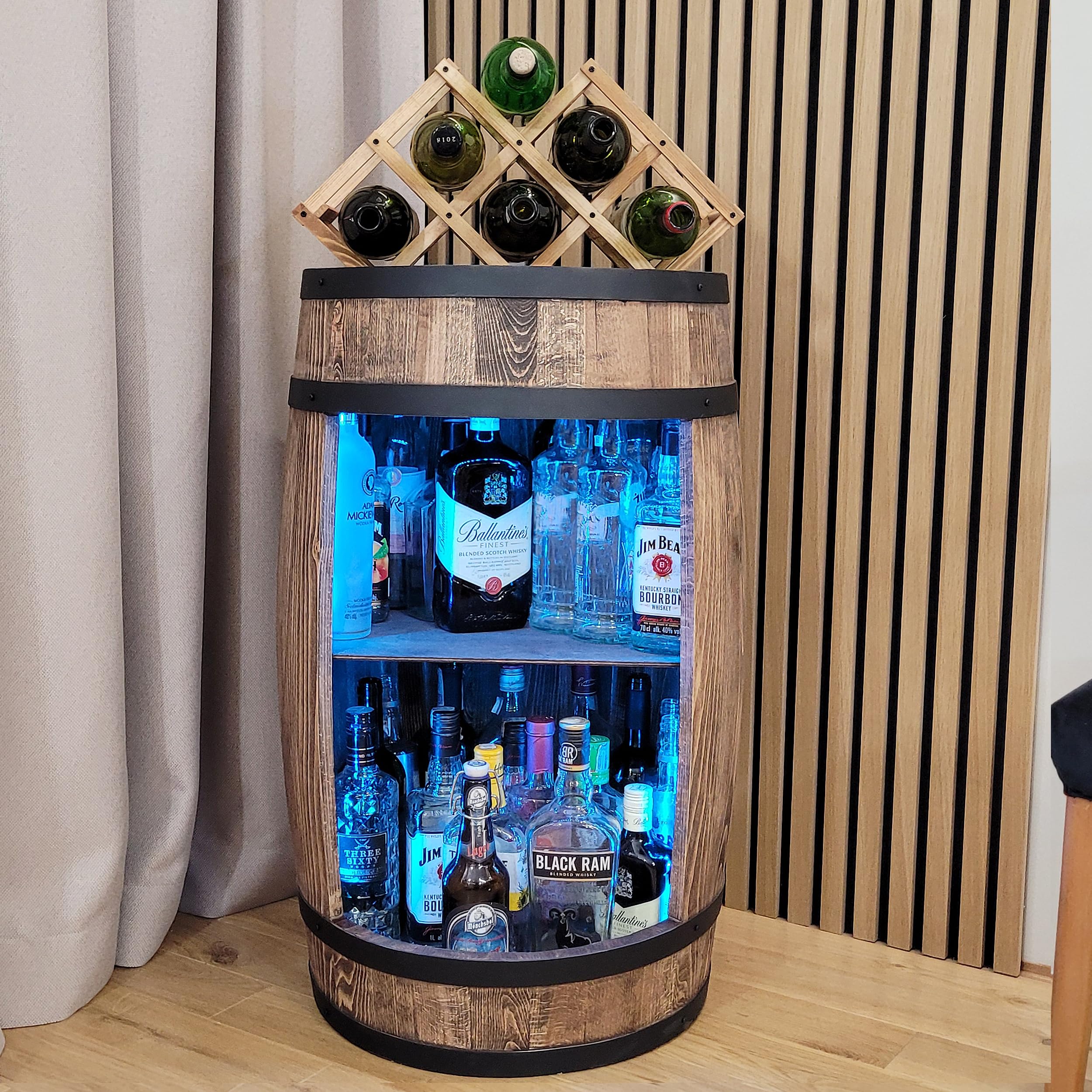 WEECO Tonneau Bar en Bois avec Éclairage LED RGB – Casier à Vin avec 2 Étagères et Porte-Bouteilles – Bar Meuble Rustique – 80x50cm – Marron Foncé