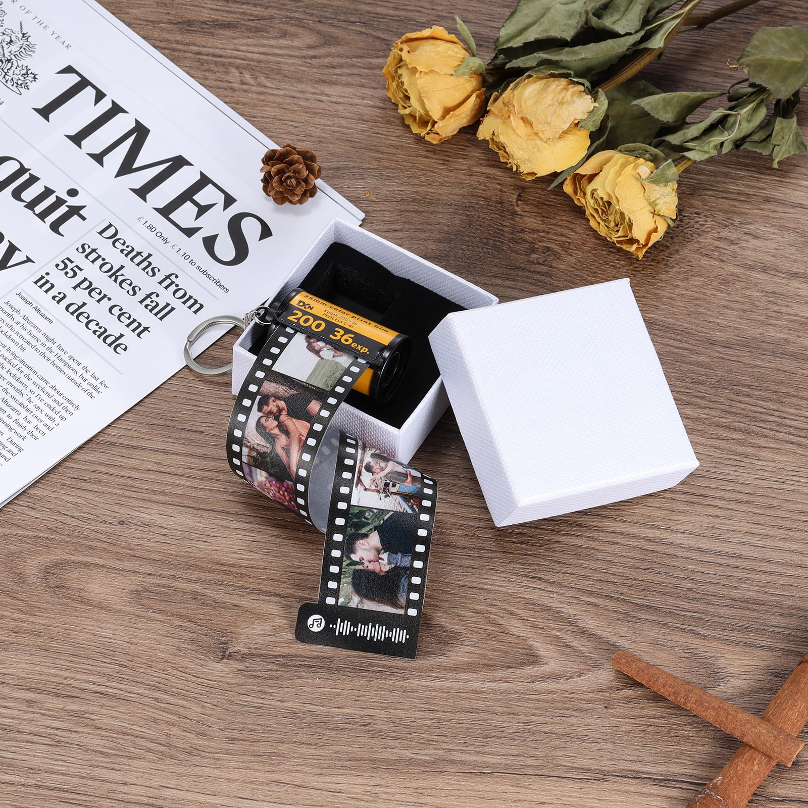 Jewelstruck Llavero personalizado con rollo de película fotográfica, llavero de cámara de fotos personalizado, regalos para novio, pareja, mejor amiga, 15 Fotos+código spotify, 47*25mm