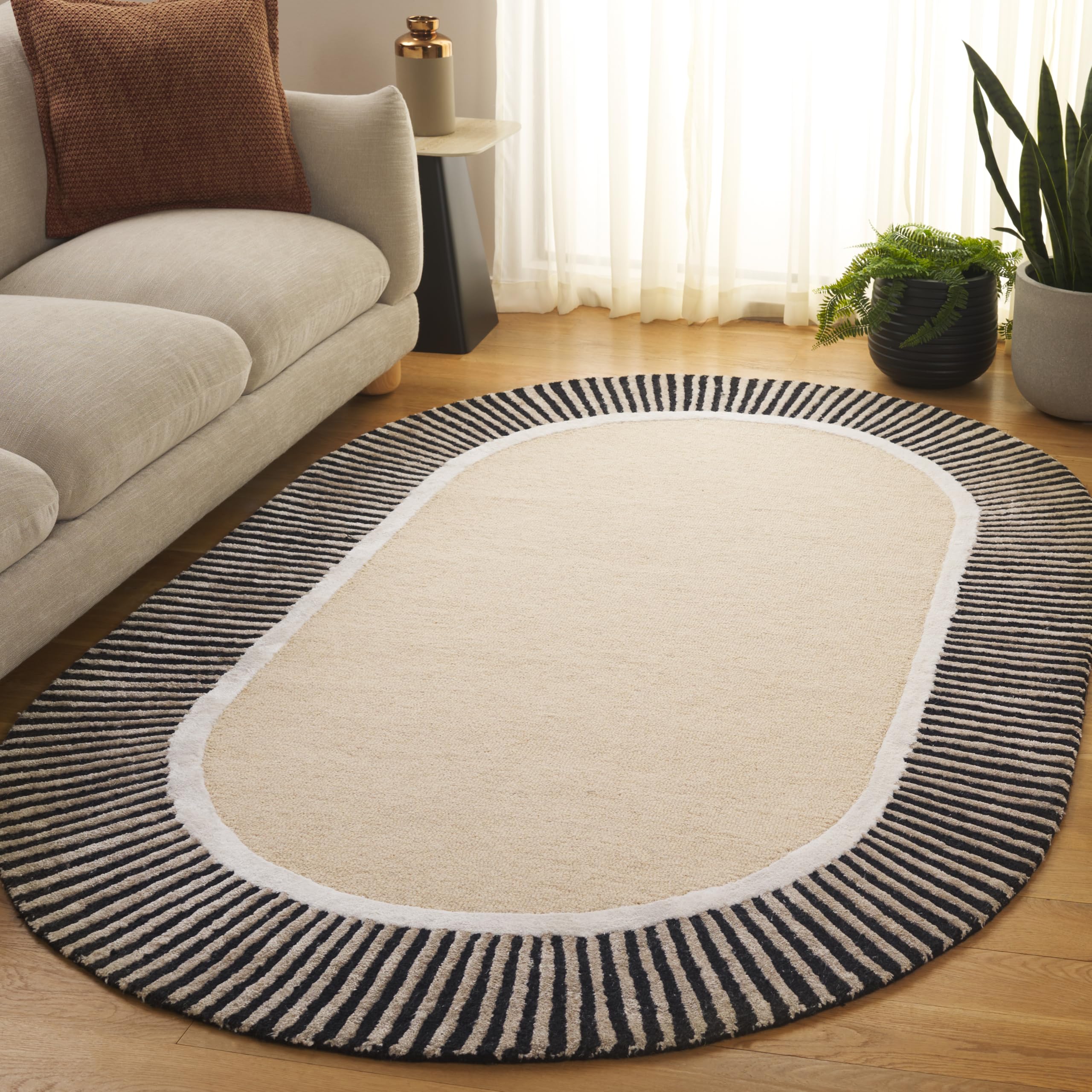 SAFAVIEH Modern Rug for Living Room, Dining Room, Bedroom - Fifth Avenue Collection, Medium Pile, in Beige and Black, 152 X 244 cm