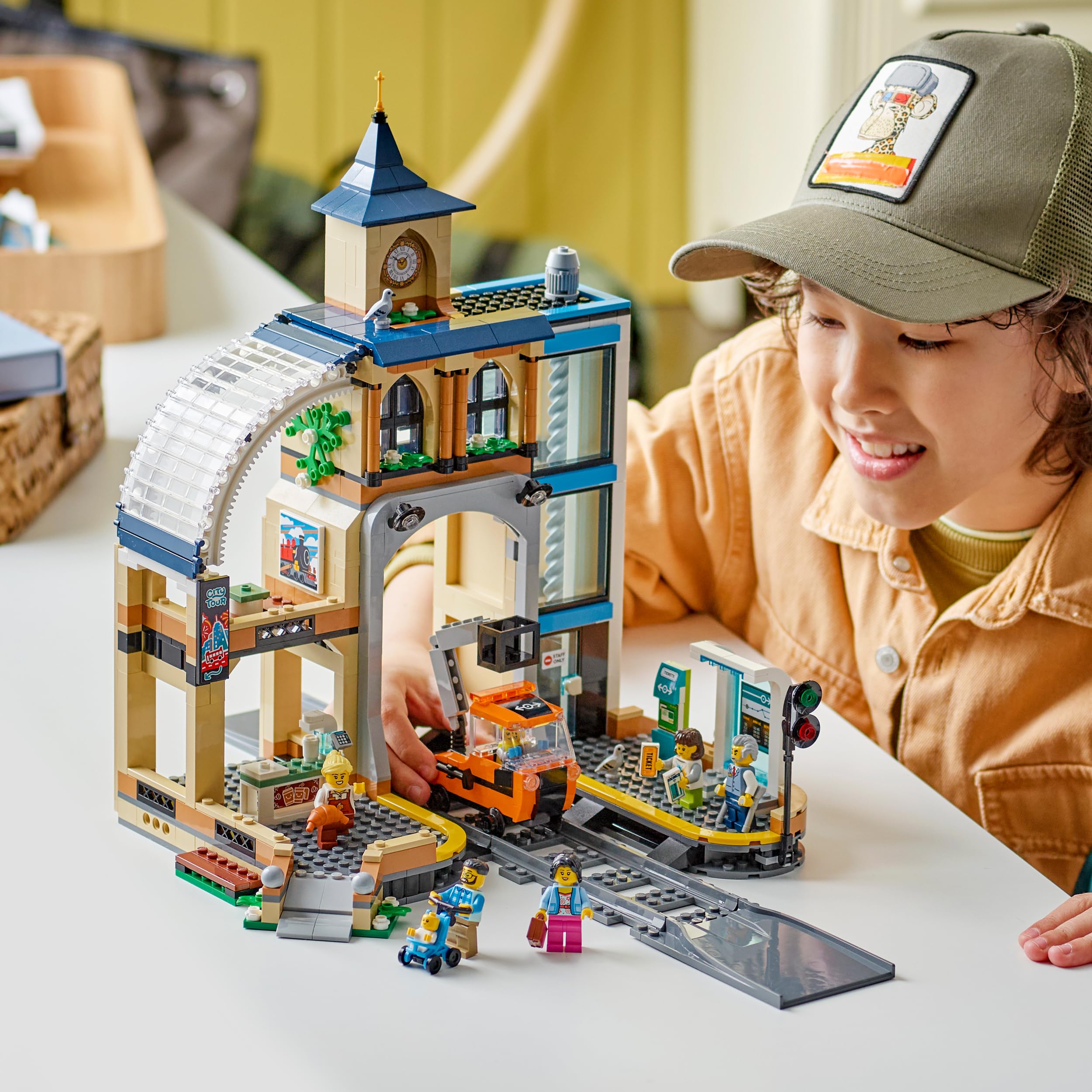 LEGO City La Gare Centrale - Jeu de Construction avec Autorail de Maintenance, Ascenseur Fonctionnel, 2 Quais & 1 Rail - 6 Minifigurines - Cadeau Original pour Garçon ou Fille dès 7 Ans 60469
