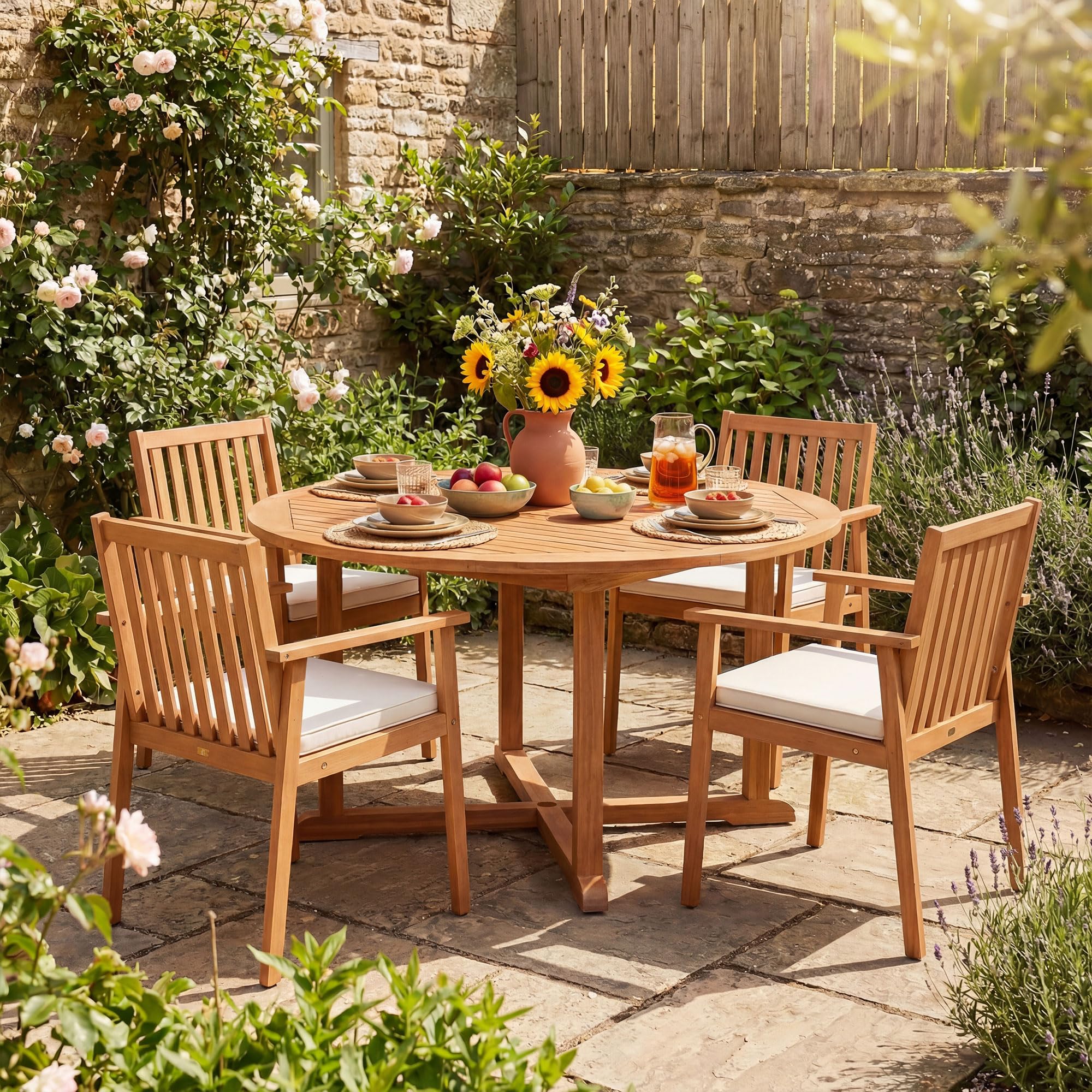 KOMFOTTEU Juego de 2 Sillas de Jardín de Madera de Acacia, Sillones de Comedor con Cojín Extraíble y Reposabrazos, Sillas Terreza Exterior Ergonómicas con Carga 180 kg (Amarillo Teca)