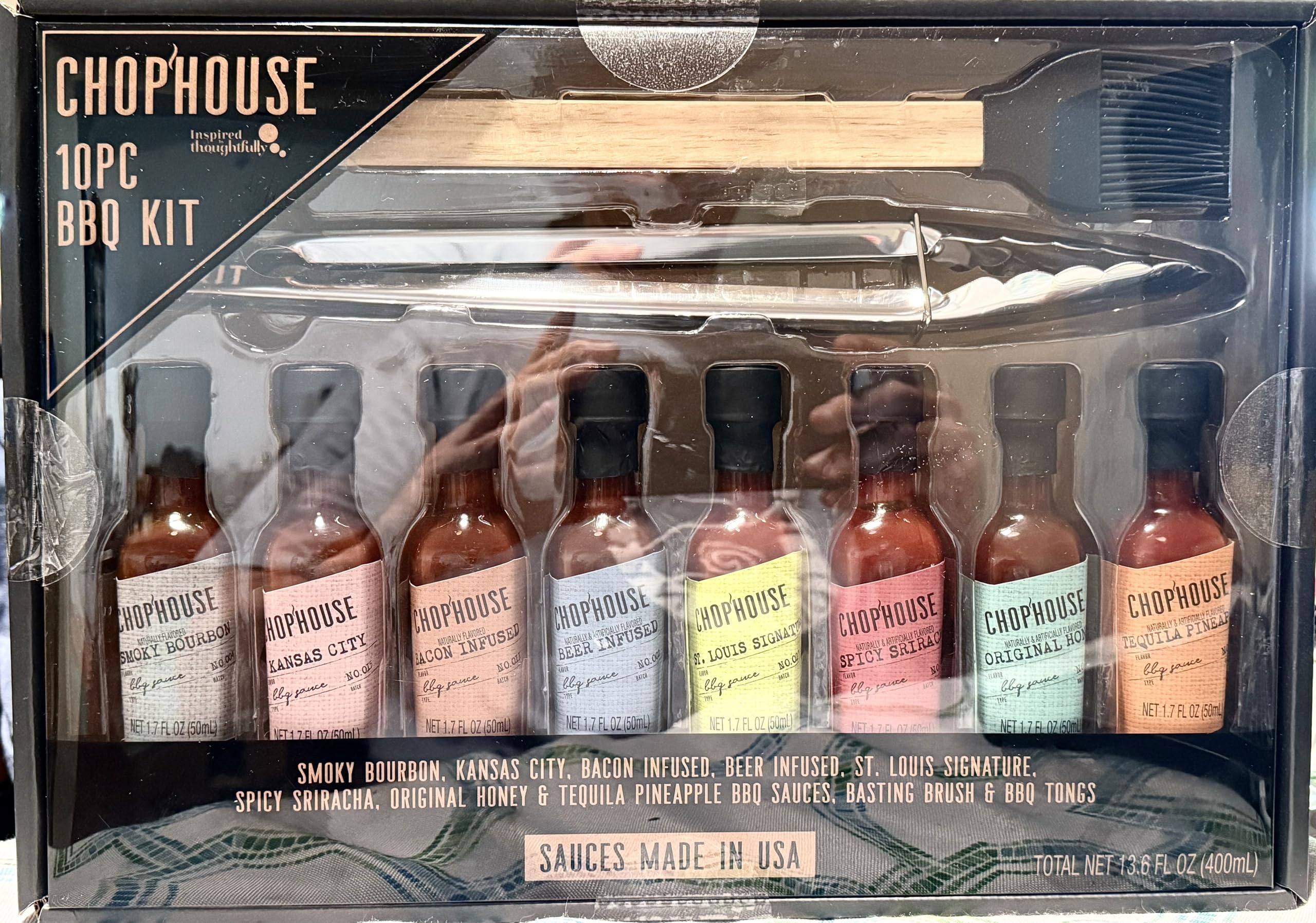 Set regalo Chophouse BBQ Sauce by Thoughtfully – 8 salse barbecue gourmet + pinze in acciaio inox e pennello per imbastire – sapori dolci, speziati e affumicati per grigliare