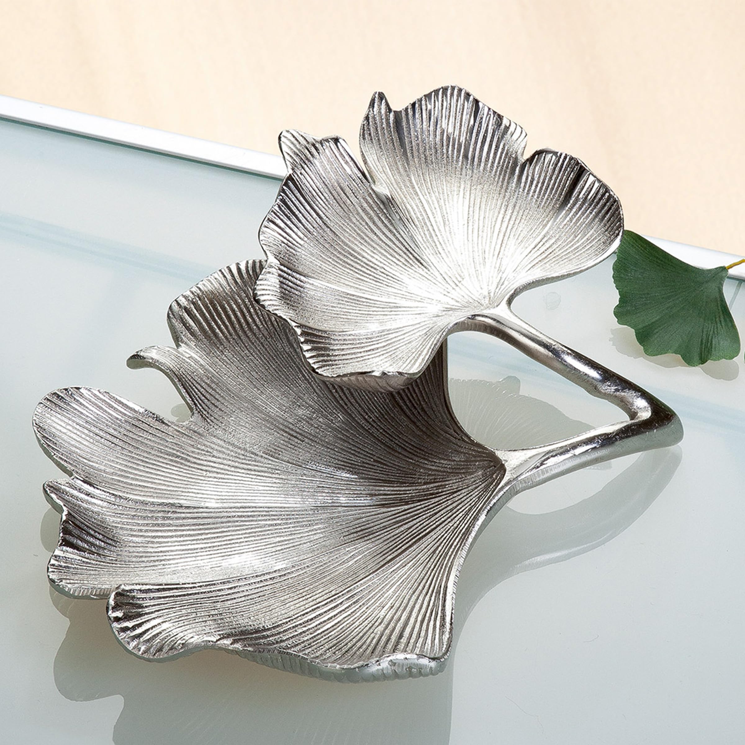 GILDE Deko Schale Wohnzimmer Tisch - Deko Silber Wohnzimmer - Schlüsselablage Schale Gingko - aus Aluminium Breite 34 cm Farbe: Silber
