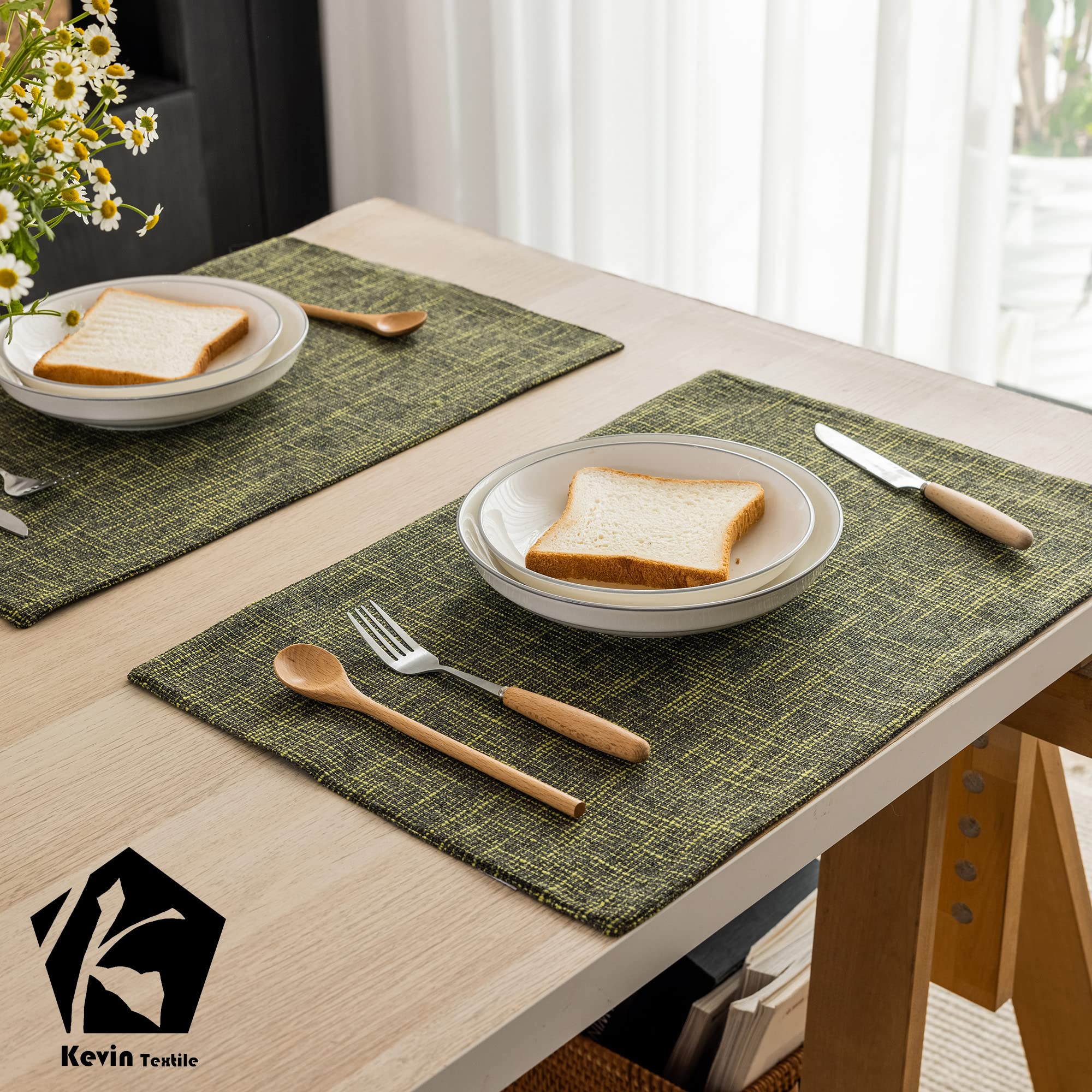 Amazon.com: Kevin Textile Christmas Placemats, Set of 4 Heat-Resistant  Placemats for Kitchen Table, Washable Durable Linen Table Mats Woven  Placemats (4 Pcs, 13