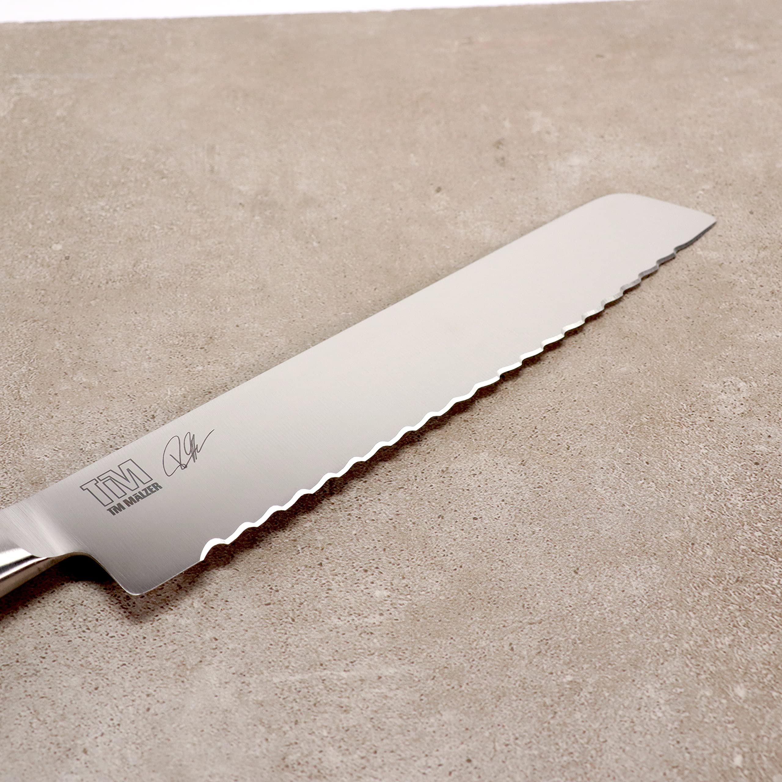 Kai Shun Tim Mälzer Kamagata; ultrascharfes Brotmesser TMK-0705 23 cm KLinge + großes XXL- Eichenbrett 40x25 cm; Sonderangebot