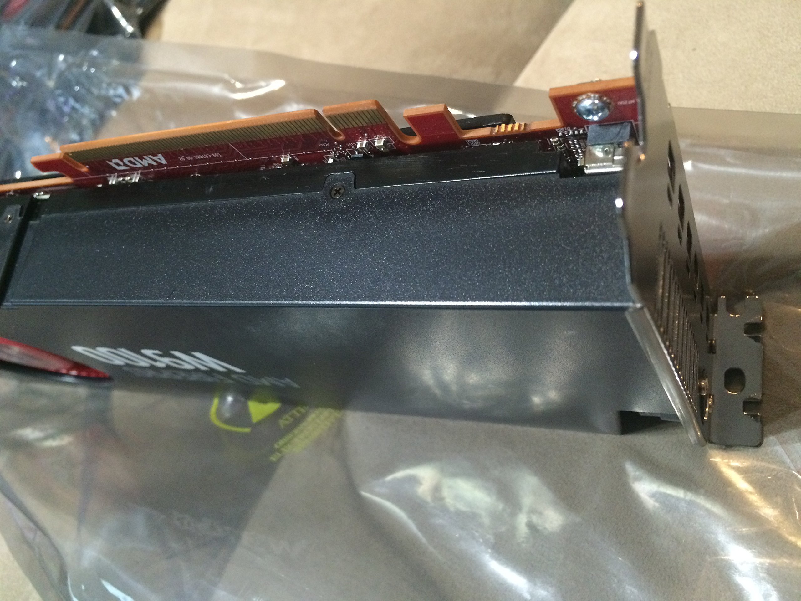 AMD FierPro W9100 16GB モニター6台同時出力/6台一体化 AMD FirePro 