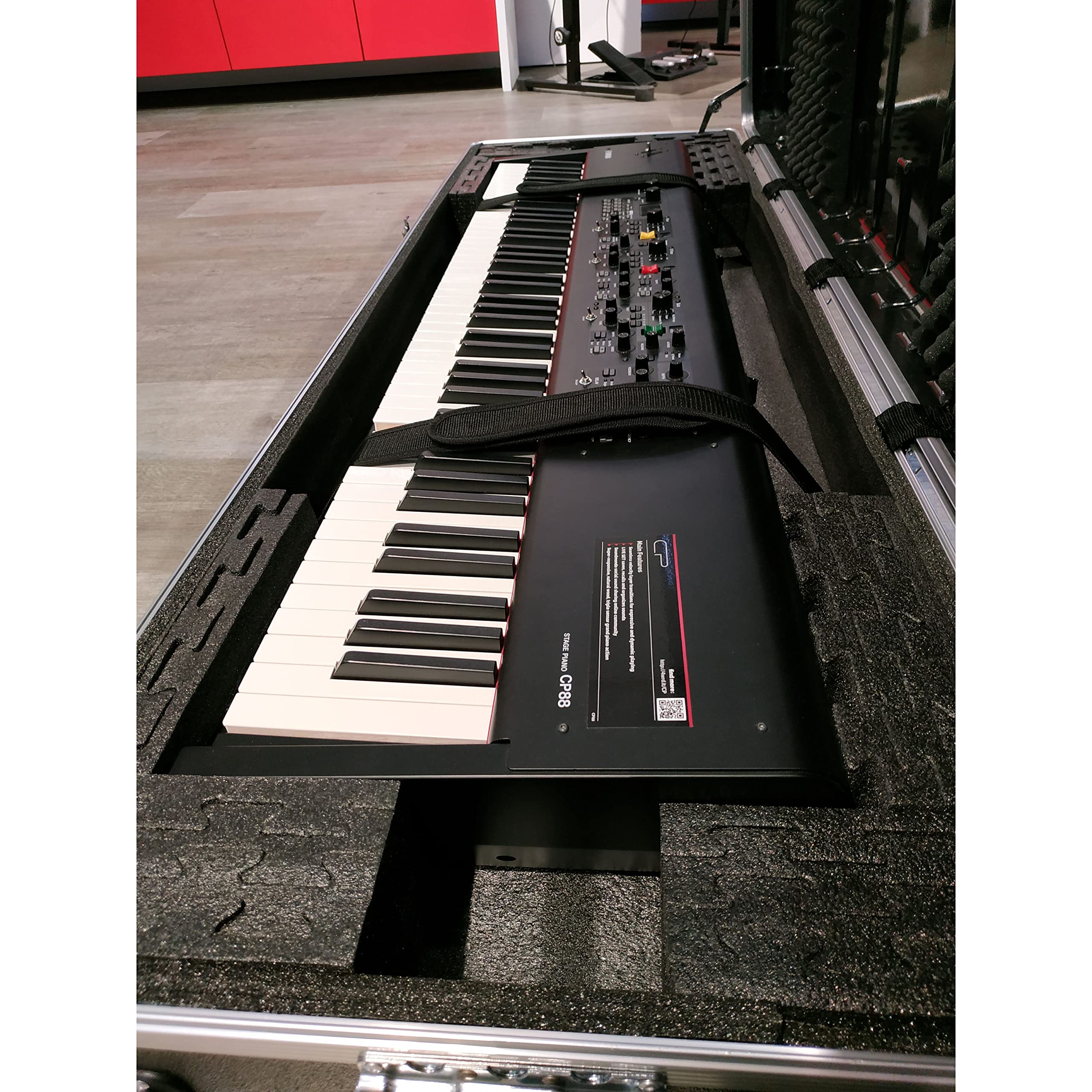 Music Store ABS Keyboard Case 88, Universal, Schwarz, ABS Plastik, 11kg, Schaumstoff-Polsterung, Rollen, Klappgriffe, Schnappverschluss, Innenmaße 149x42x13cm, geeignet für 88-Tasten Keyboards