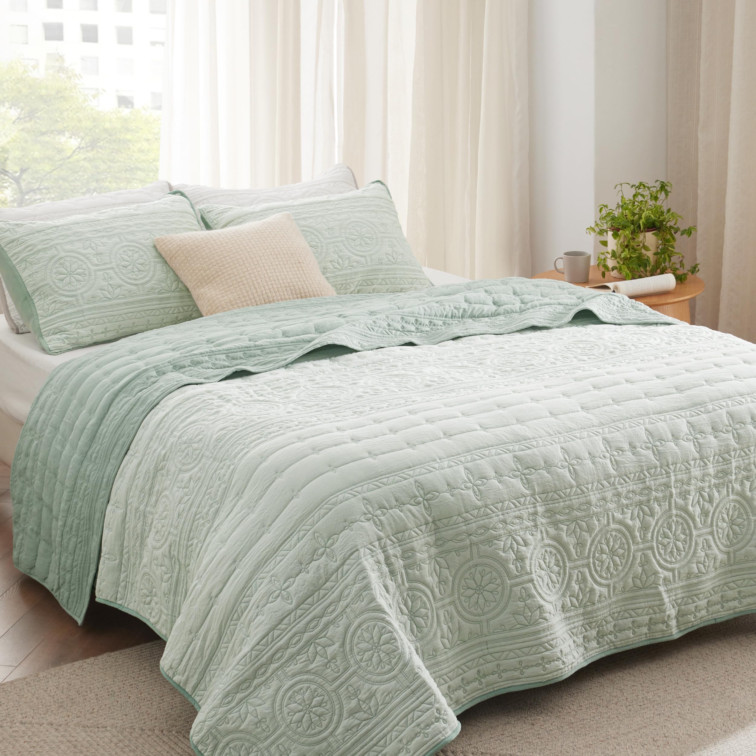 Bedsure King Quilt Bedding Set - Lightweight Summer Quilt Bed Set, Reversible Sage Green Bedspread Coverlet Scrollwork for All Seasons (Includes 1 Quilt, 2 Pillow Shams)