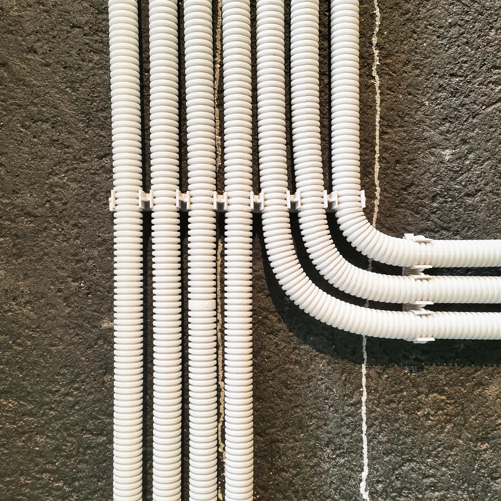 QUARKZMAN 7/8" x 50' Tubo de Manguera Dividida para Cable Protector Flexible Convoluto Conducto de Cable Dividido Protector Manguito de Protección de Cable Flexible Blanco