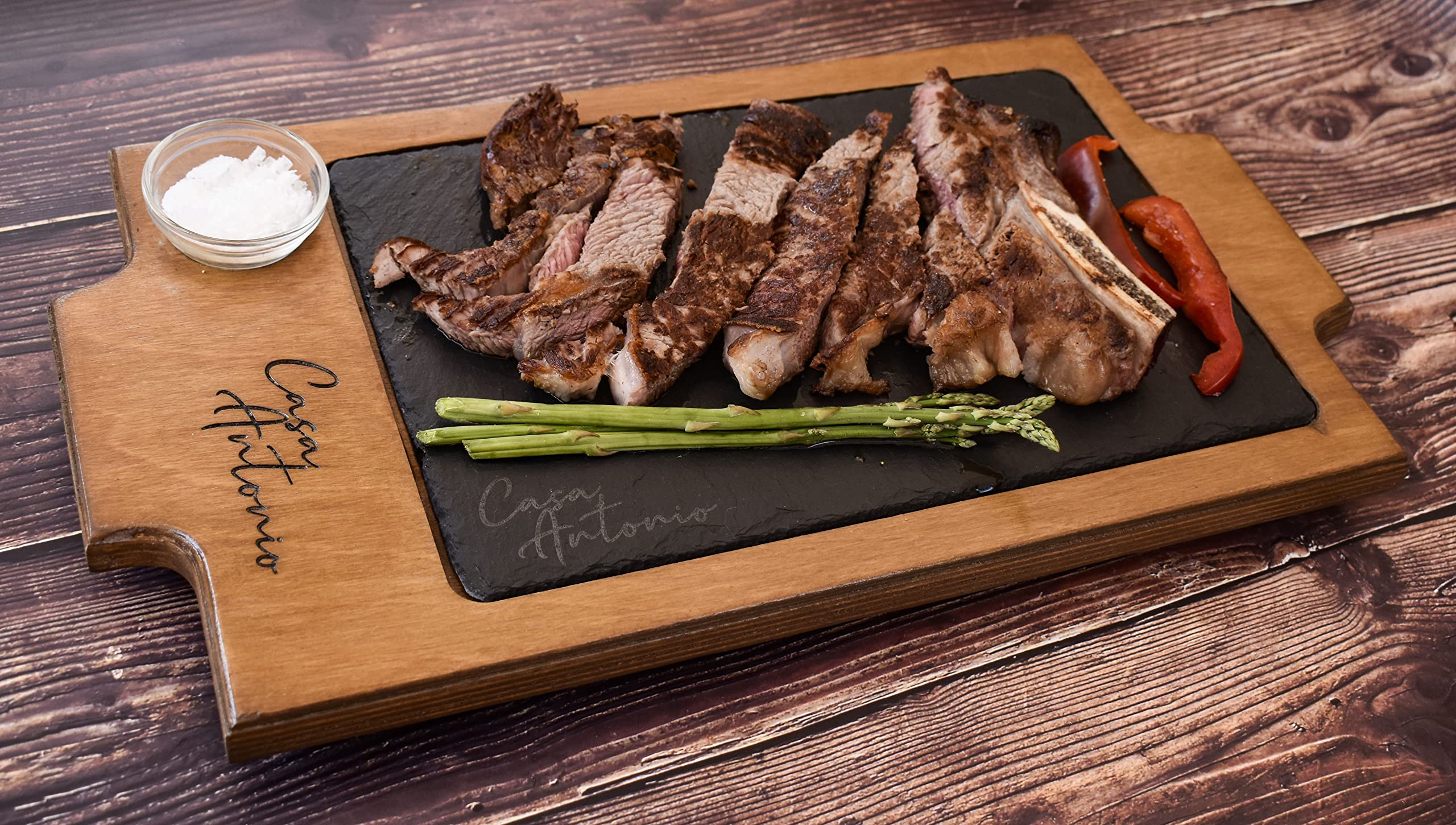 4 Platos de Pizarras Personalizados de 20x30 cm con Bandeja de Madera en Color Roble Personalizada para presentación de Carnes