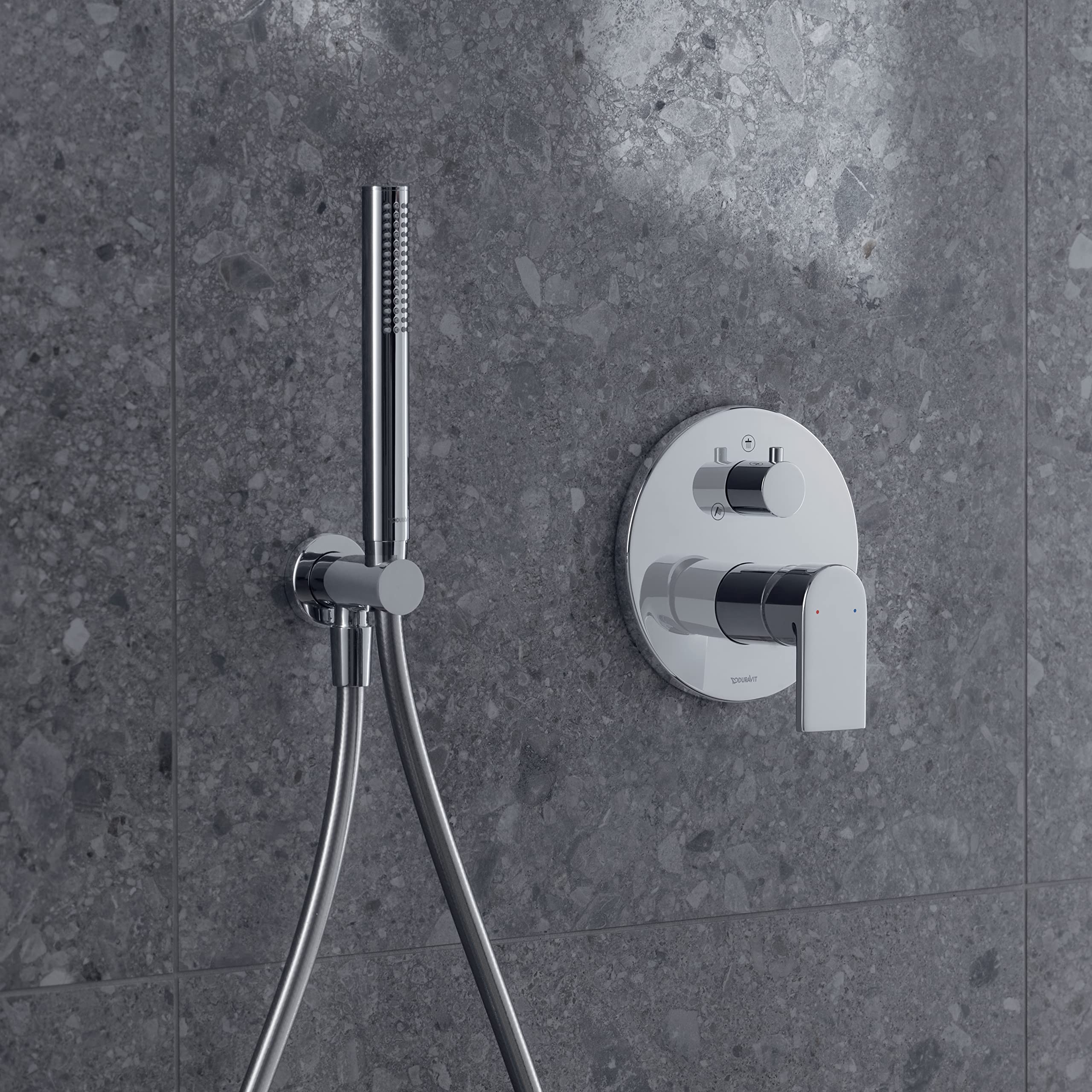 Set de douche universel Duravit, douchette ronde à économie d'eau, coude de raccordement mural, flexible de douche, chromé