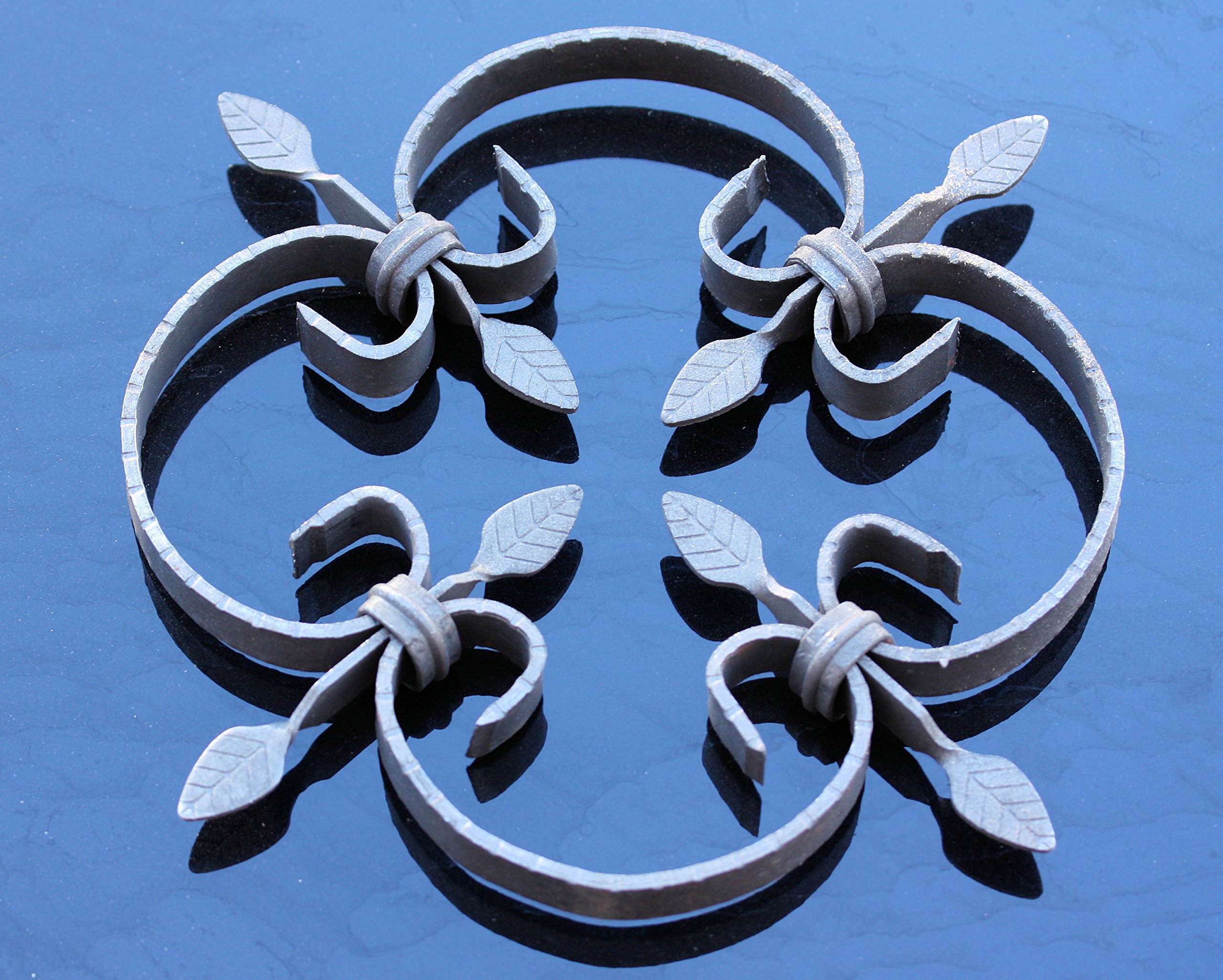 Ornamento in ferro battuto forgiato in ferro, ad esempio come elemento ornamentale per inferriate di finestre, ringhiere, recinzioni, porte da giardino e molto altro.