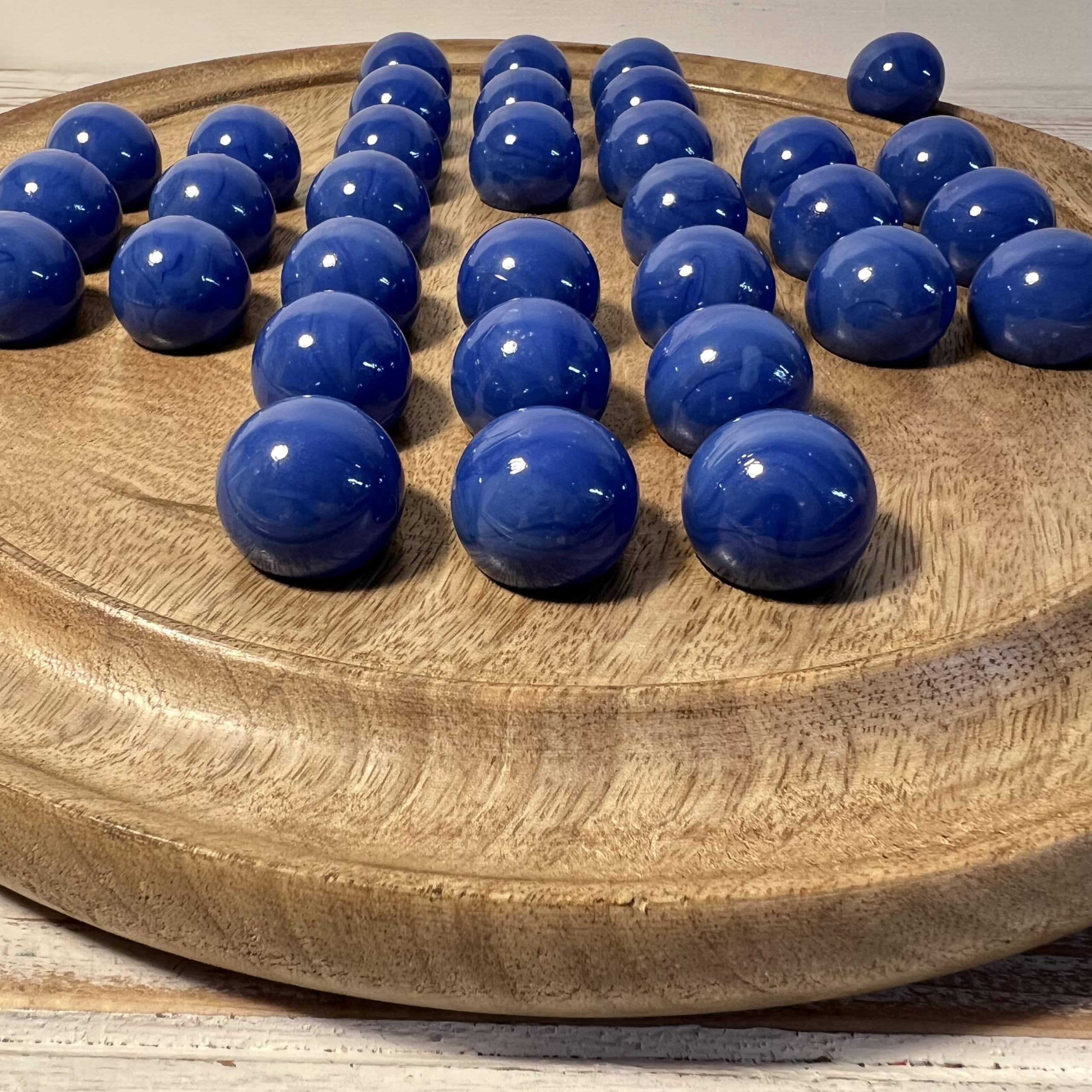 Jeu de société Mango en bois marron clair de 30 cm de diamètre avec billes en verre bleu opale | | jeu classique de solitaire en bois | jeu de société de stratégie | jeu de société familial | jeux