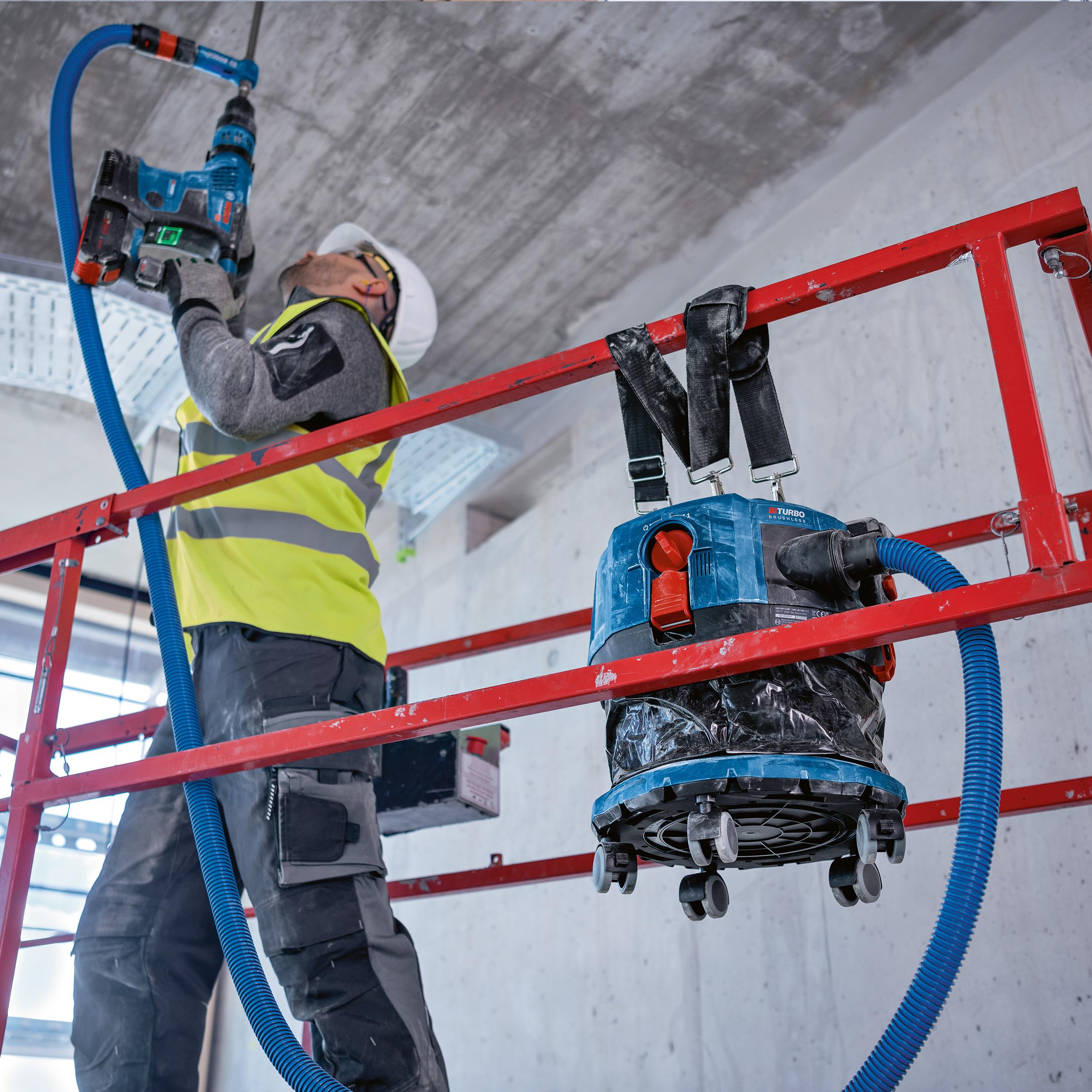 Bosch Professional 18V System aspirador de polvo a batería GAS 18V-12 MC (protección clase M, filtro HEPA, incl. GCT 30-42, 3 gomas elásticas, diversos accesorios, sin batería/cargador)
