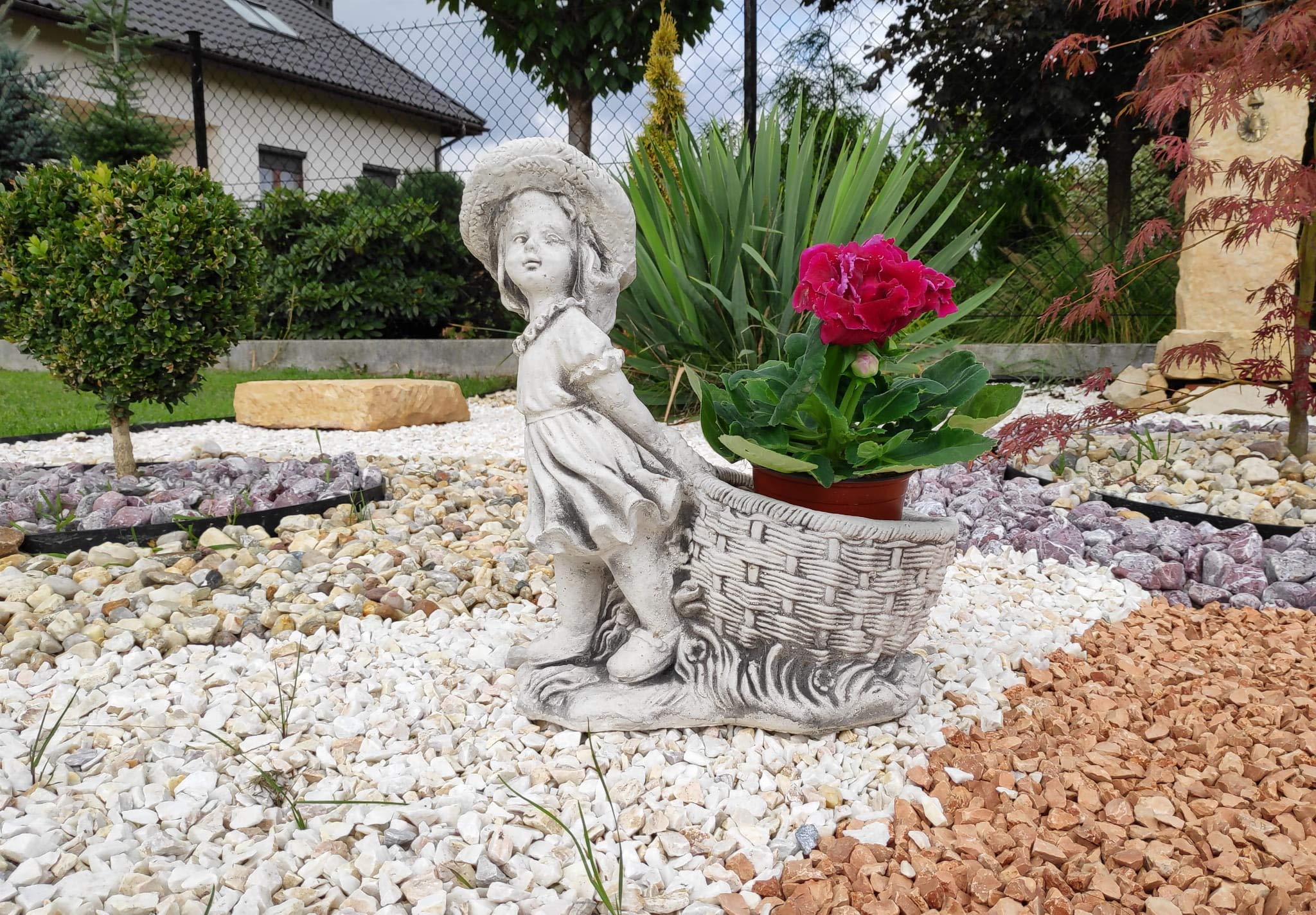 Ornamento da Giardino in Pietra, Statuetta Vintage di Greta con Vaso di Fiori