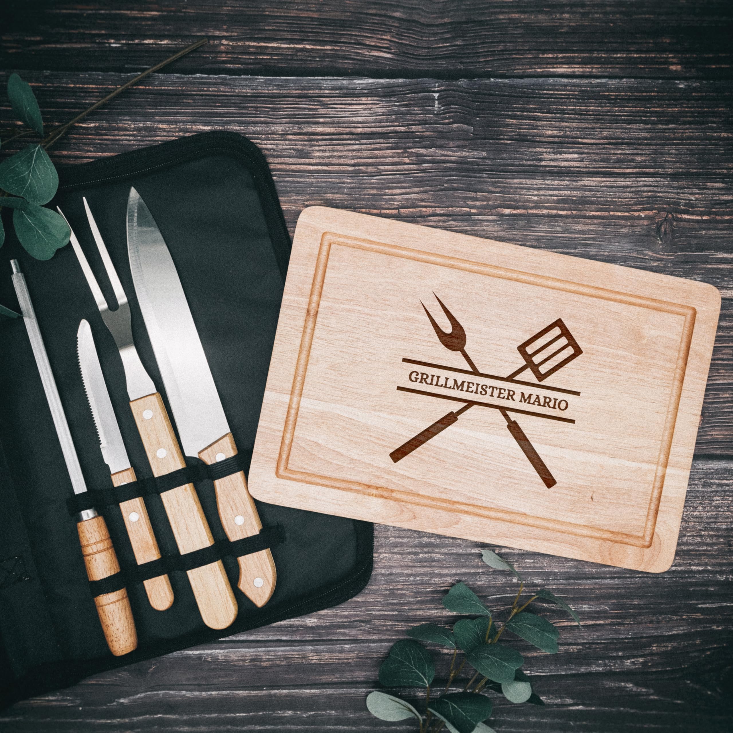 Grillset mit Messer im Messerset, Grillen Geschenk, Grill Accessories, Grillbrett, Geschenke für Männer, Schneidebrett als Geschenk zu Vatertag und BBQ Season (Grillmeister mit Name)