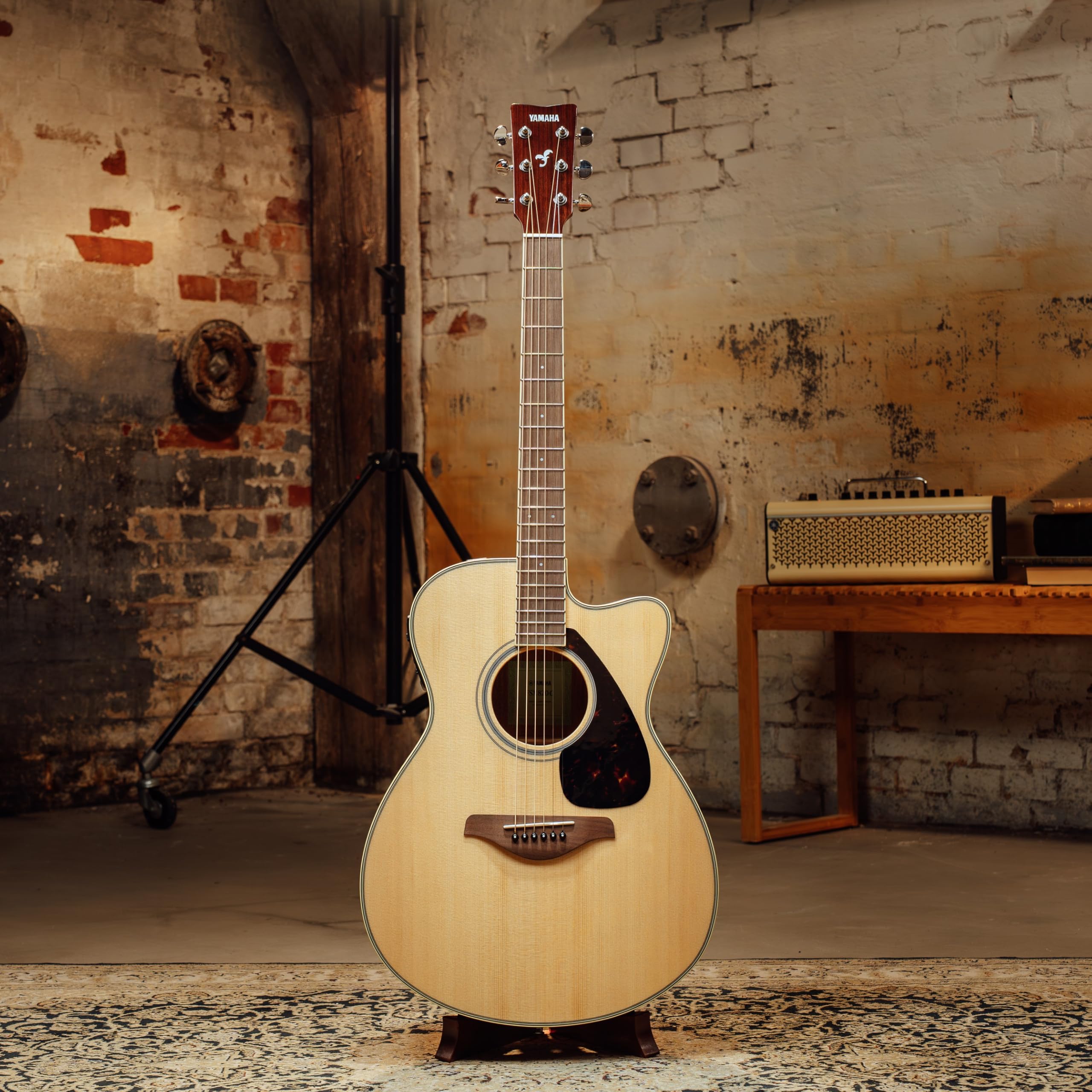 YAMAHA FGX820C Guitarra Electroacústica – Dreadnought Cutaway, Escala 24,96″, Tapa Maciza de Abeto, Fondo & Aros de Caoba, Previo Sistema66 Activo – Natural