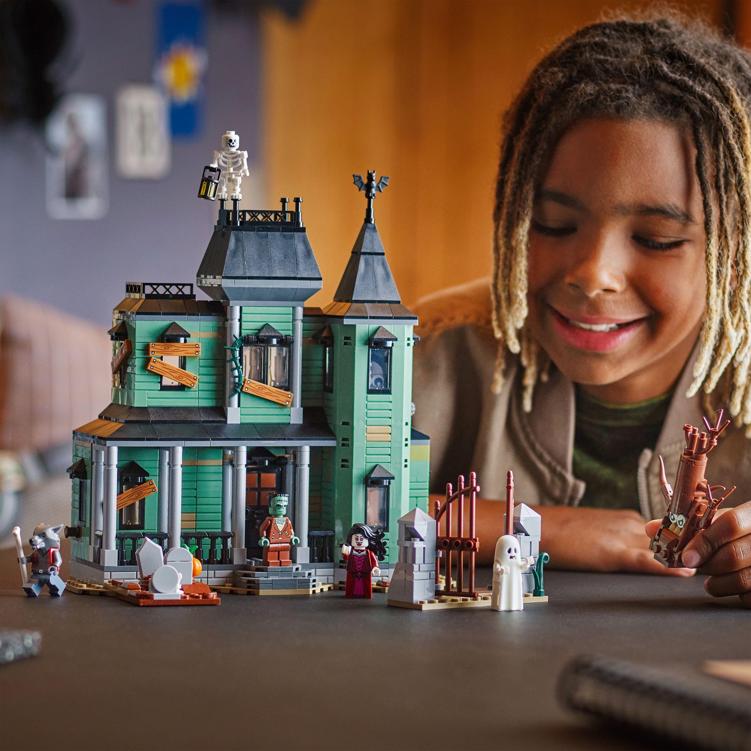 LEGO Creator 3 en 1 Mansión Encantada - Casa de Juguete Interactiva Transformable en Barco Fantasma o Tren - 5 Minifiguras Inc. Frankestein y Hombre Lobo - Regalo para Niños y Niñas de 9+ Años 31167