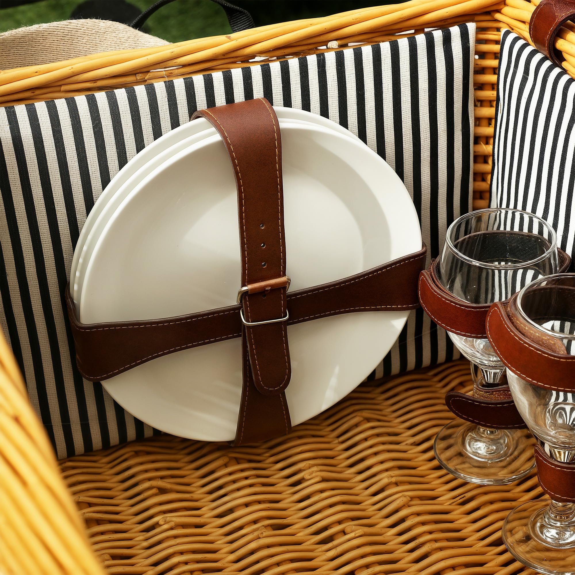 Outsunny Cestino da Picnic in Vimini per 4 Persone con Tavolino, Cesto Picnic con 4 Piatti, 12 Posate, 4 Bicchieri, Coperta e Cavatappi, 51x33x25 cm, Marrone Chiaro