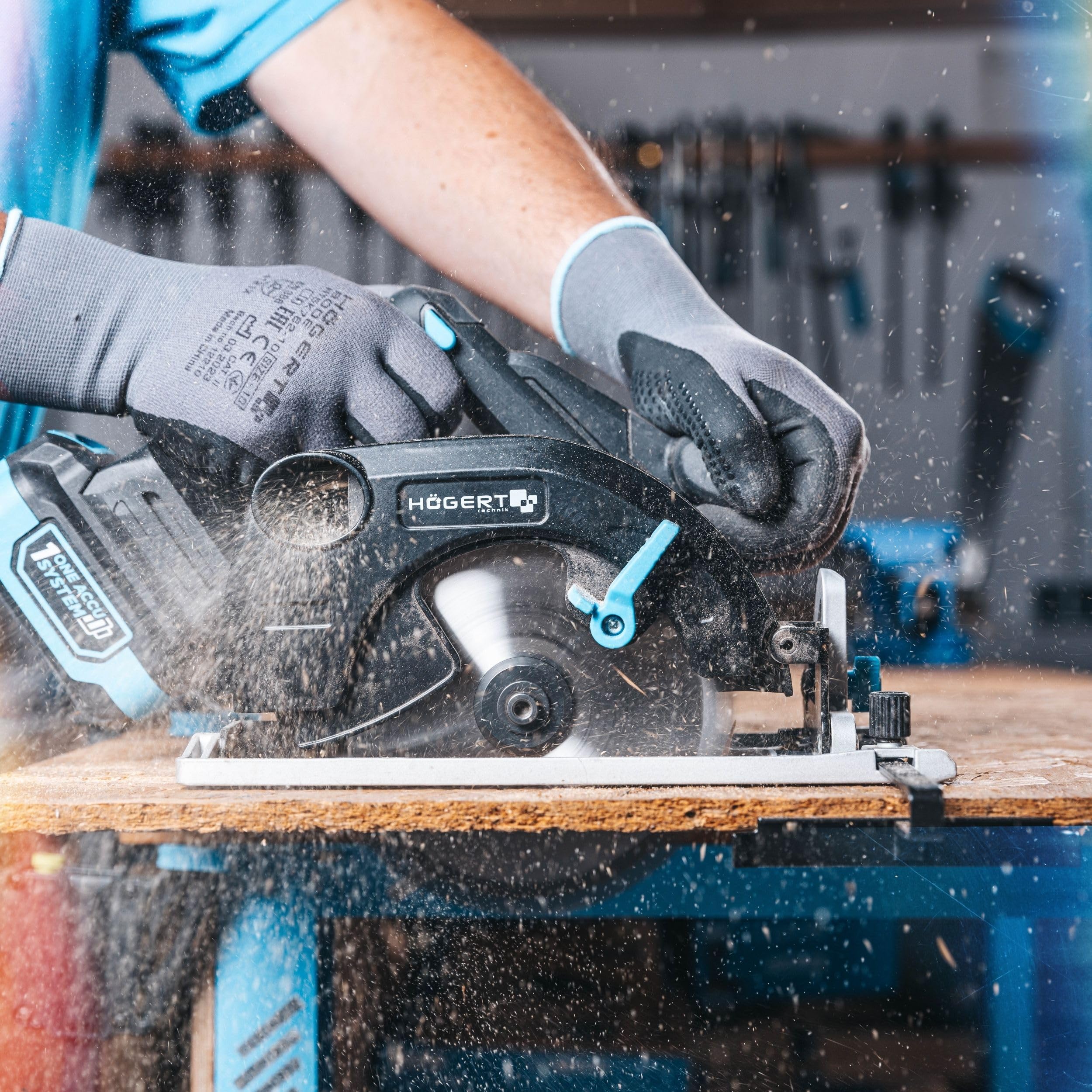 HÖGERT TECHNIK Akku-Handkreissäge 18V OneAccuSystem, bürstenloser Motor, 0-5000 U/min, 165 mm Blattdurchmesser, werkzeuglose Einstellungen, LED, Aluminiumschutz, für Holz, ohne Akku