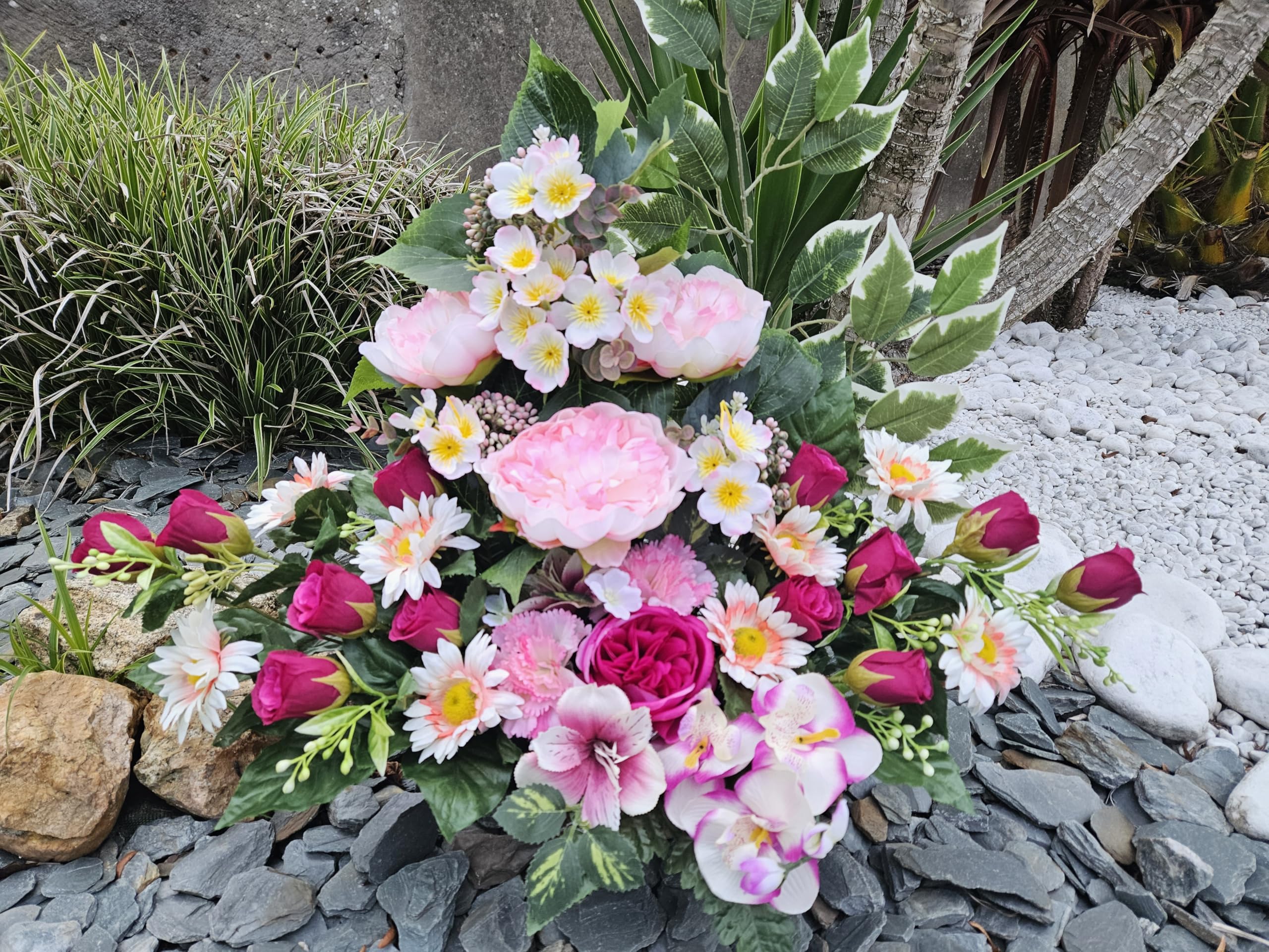 Composition de Fleurs Artificielles Lesté Totalement Ciment pour Une Parfaite Tenue à L' extérieur. Réalisé par Nos Soins. Fleurs de Qualité. Dimension - Haut/44cm - Largeur/44cm