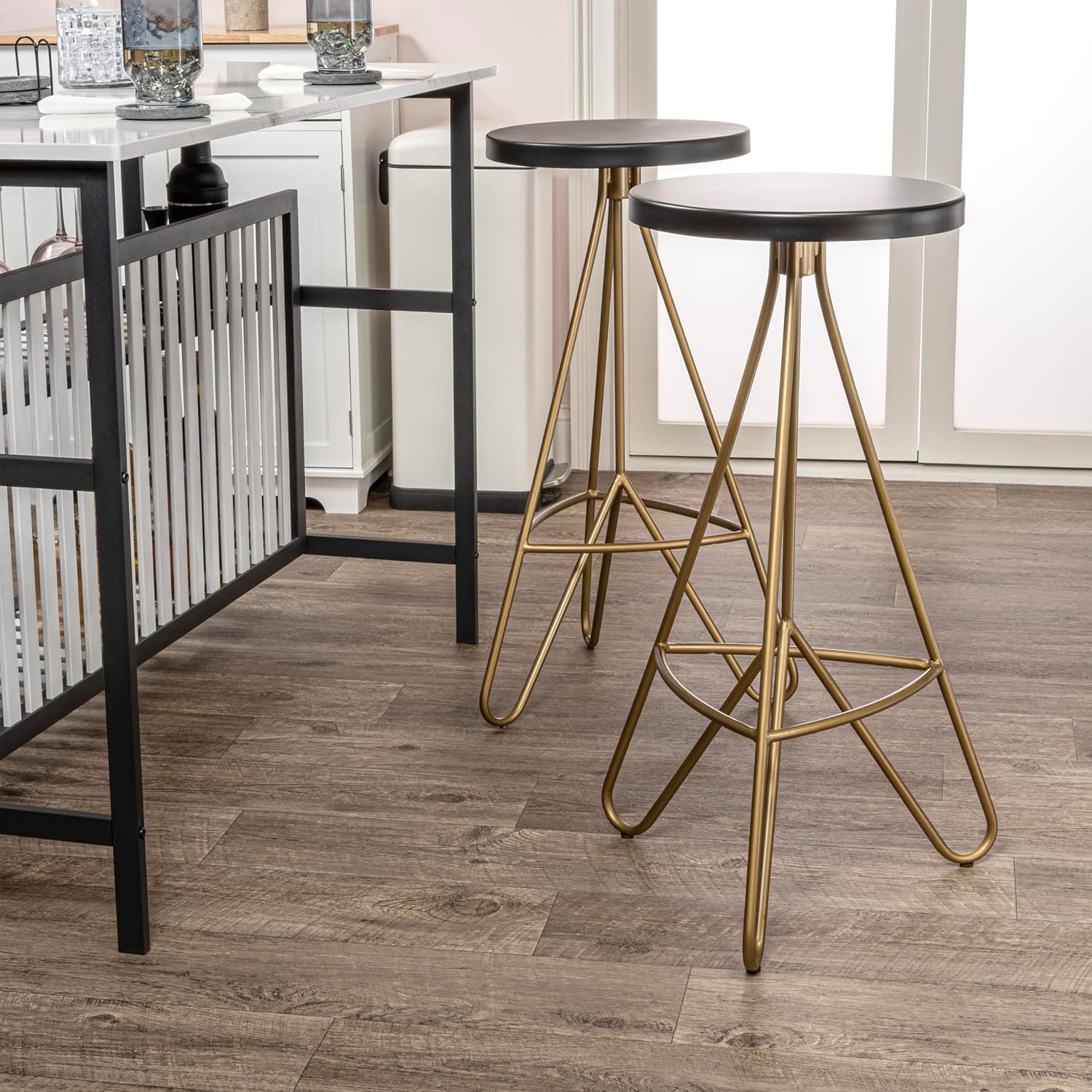 JONATHAN Y Trinity 30" Black and Gold Modern Metal Backless Bar Stool for Kitchen Island, Round Seat with Gold Hairpin Legs and Integrated Footrest, Mid-Century Home Bar Seating BSL1002A