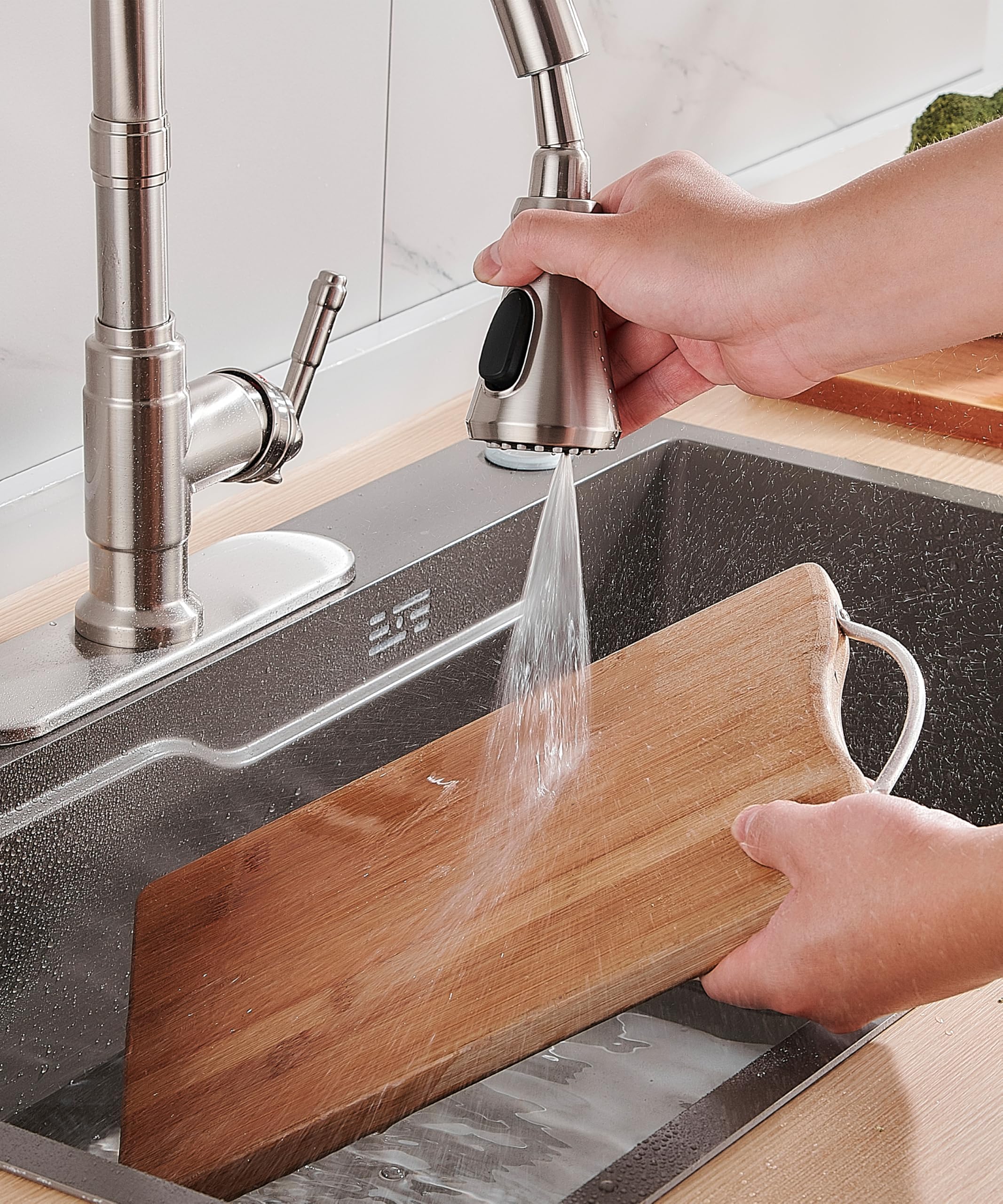 Grifo de cocina vintage con dispensador de jabón y rociador extraíble, grifo clásico de acero inoxidable de arco alto con manija única, acabado níquel cepillado, ideal para casas de campo, caravana