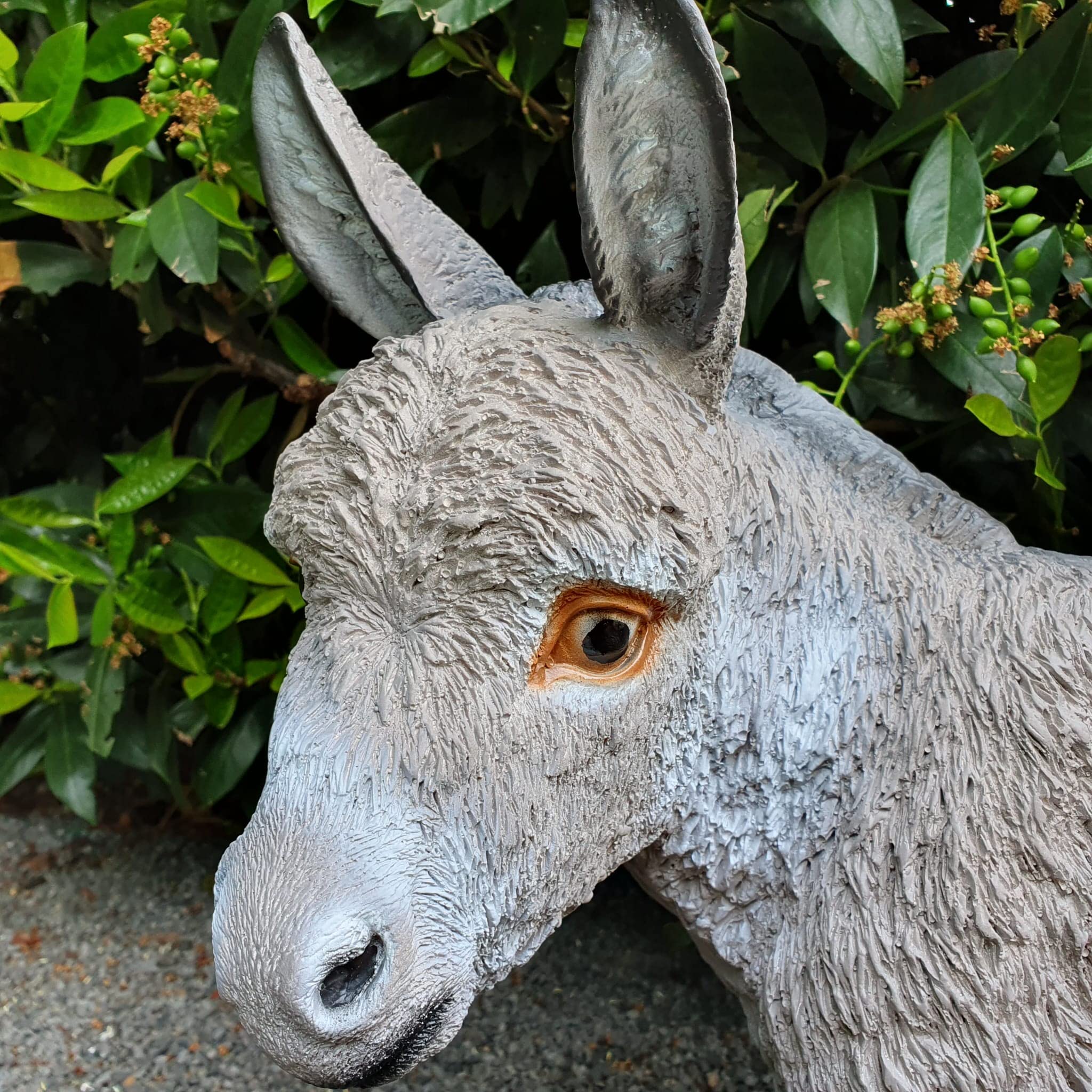 Aspinaworld Gartenfigur Esel Figur stehend 50 cm groß grau mit hellem Maul und Zottelfell – Grauer Esel Deko für draußen, Bauernhoftiere Figur für Hof und Garten Garten