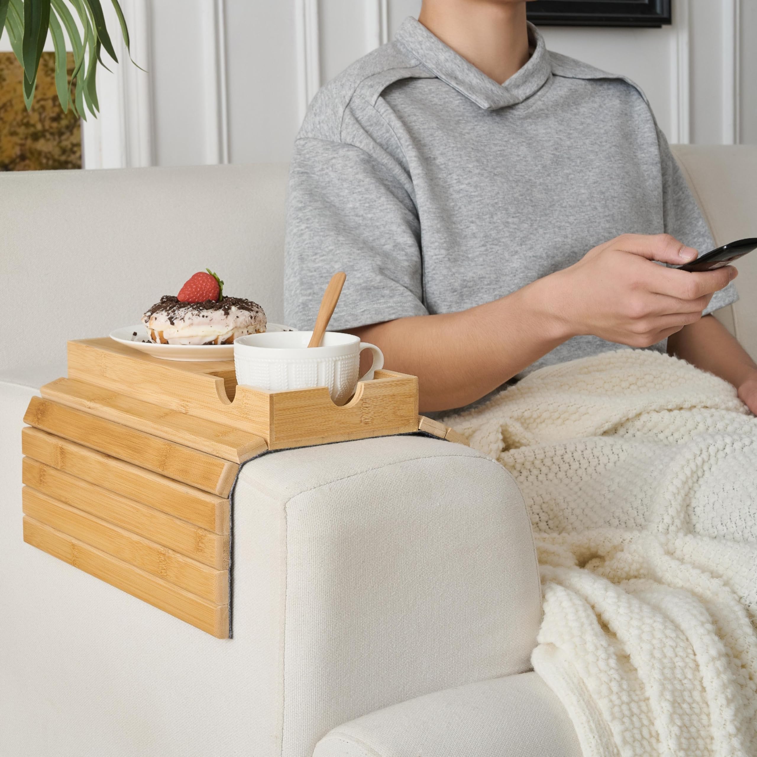Sofa-Armlehnen Tablett, Bambus Großes Couch-Cup-Halter mit verstecktem Staufach, Tragbarer Anti-Verschütt-Getränke- und Snack-Halter für Fernbedienungen