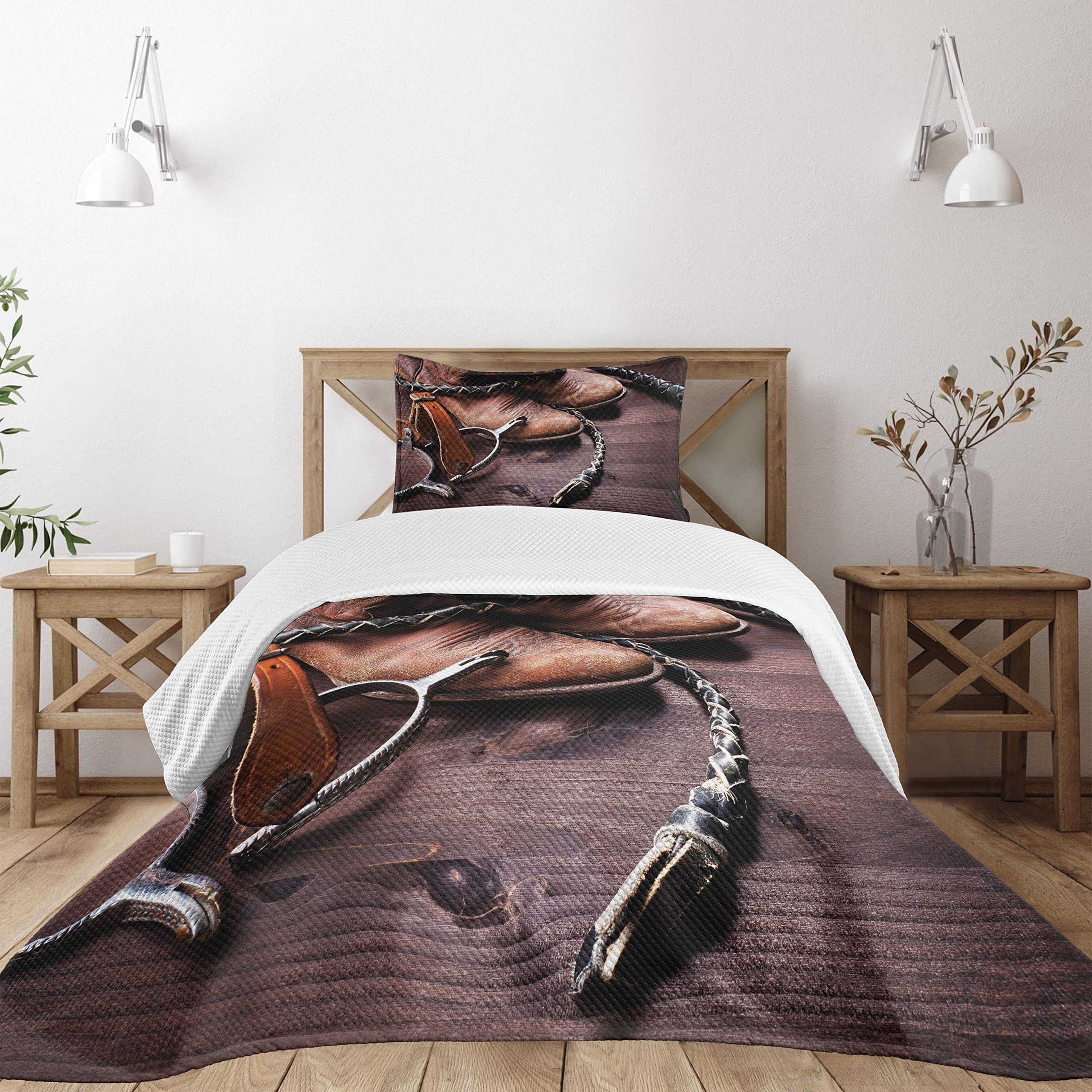 Colcha acolchada marrón con fundas de almohada diseño botas cuero