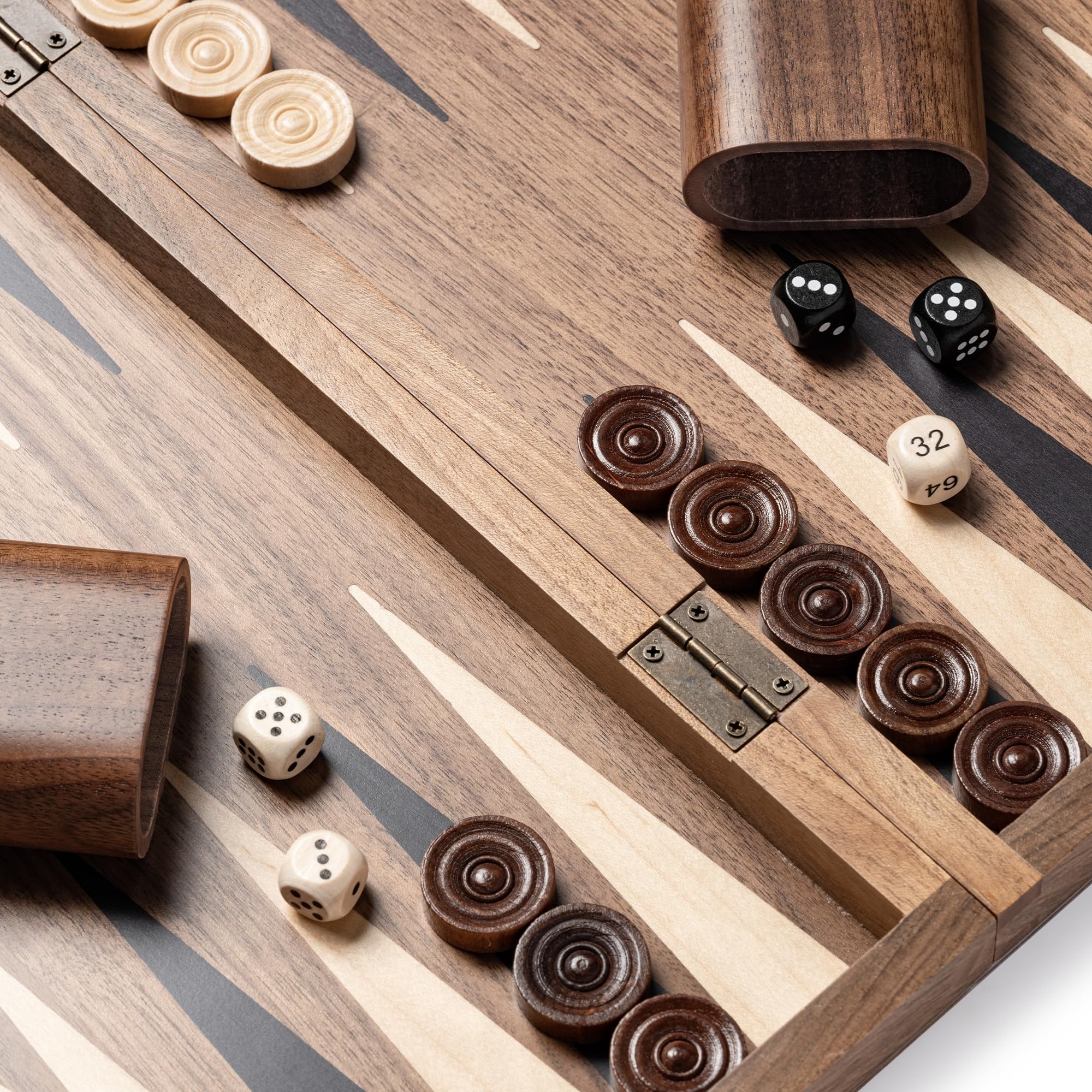 Set da backgammon pieghevole Lingle in noce naturale da 36,83 cm, per adulti e bambini. Include 30 pedine in corno artificiale, 2 coppe per dadi in noce e 5 dadi in legno